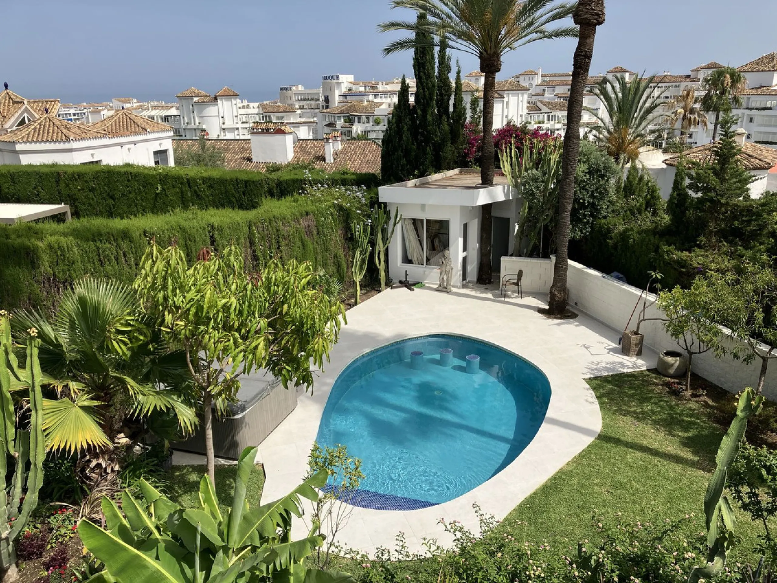 Amazing dettache Villa in Puerto Banus area, a few steps away  from the beach, resataurants, bars, night clubs, beach clubs, shopping center and all amenities. This lovely property it was recently renovated and fully furnished.