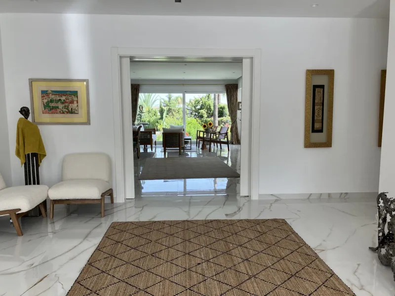 Amazing dettache Villa in Puerto Banus area, a few steps away  from the beach, resataurants, bars, night clubs, beach clubs, shopping center and all amenities. This lovely property it was recently renovated and fully furnished.