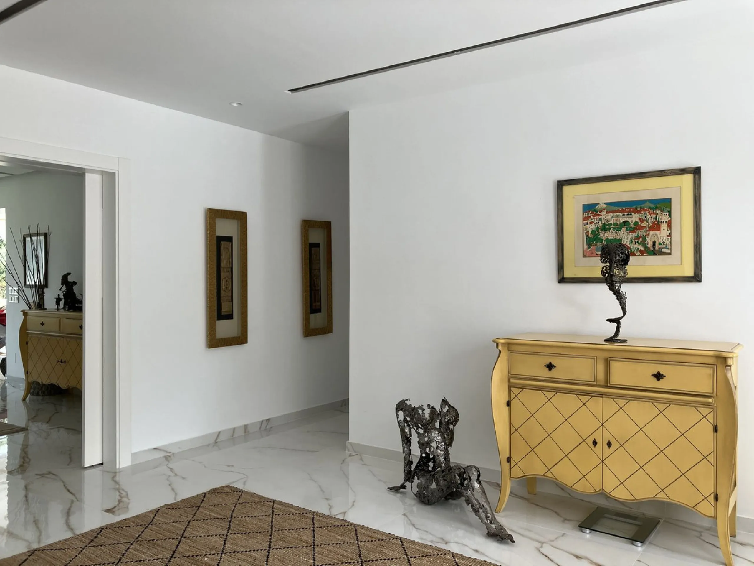 Amazing dettache Villa in Puerto Banus area, a few steps away  from the beach, resataurants, bars, night clubs, beach clubs, shopping center and all amenities. This lovely property it was recently renovated and fully furnished.