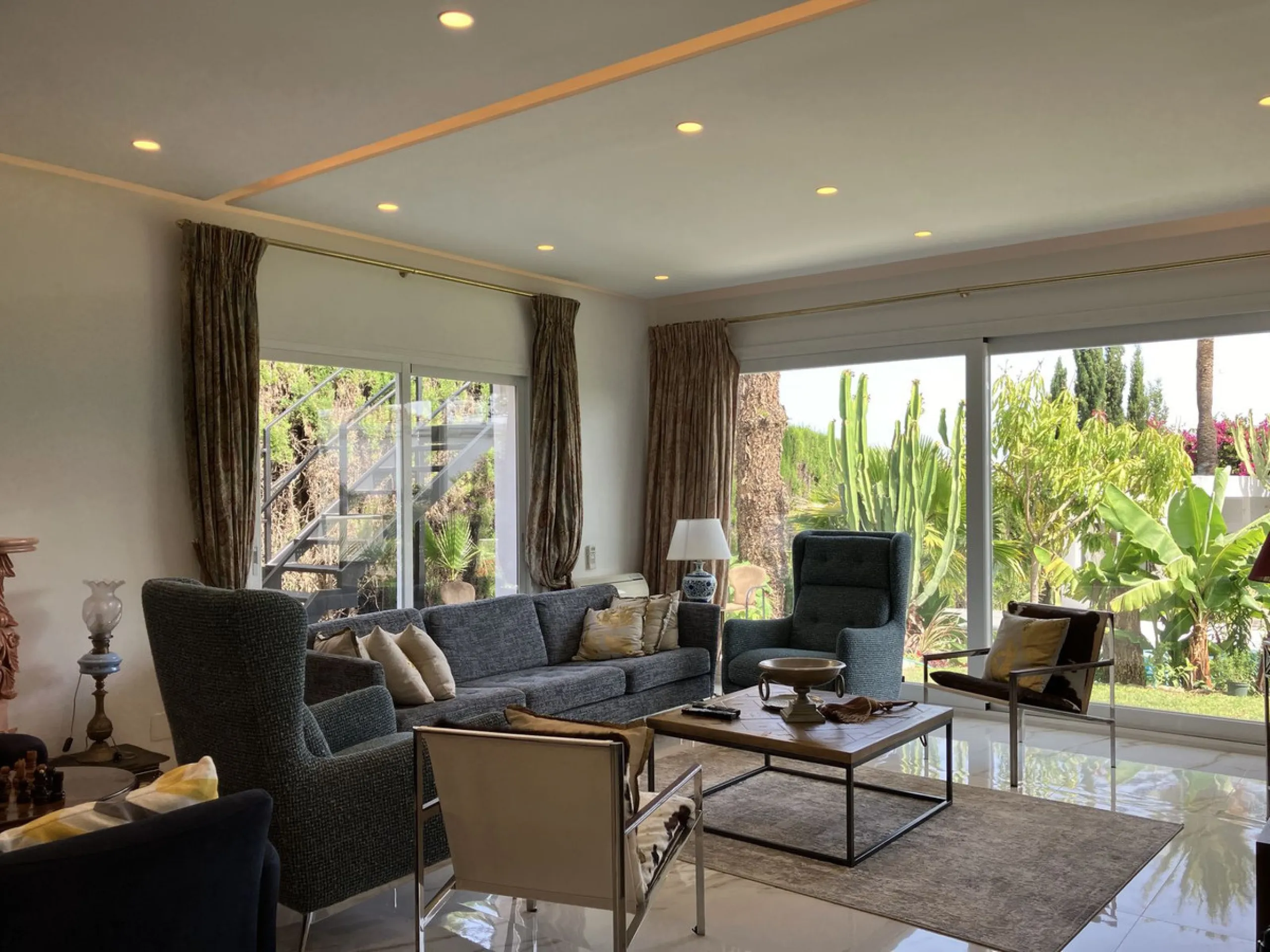 Amazing dettache Villa in Puerto Banus area, a few steps away  from the beach, resataurants, bars, night clubs, beach clubs, shopping center and all amenities. This lovely property it was recently renovated and fully furnished.
