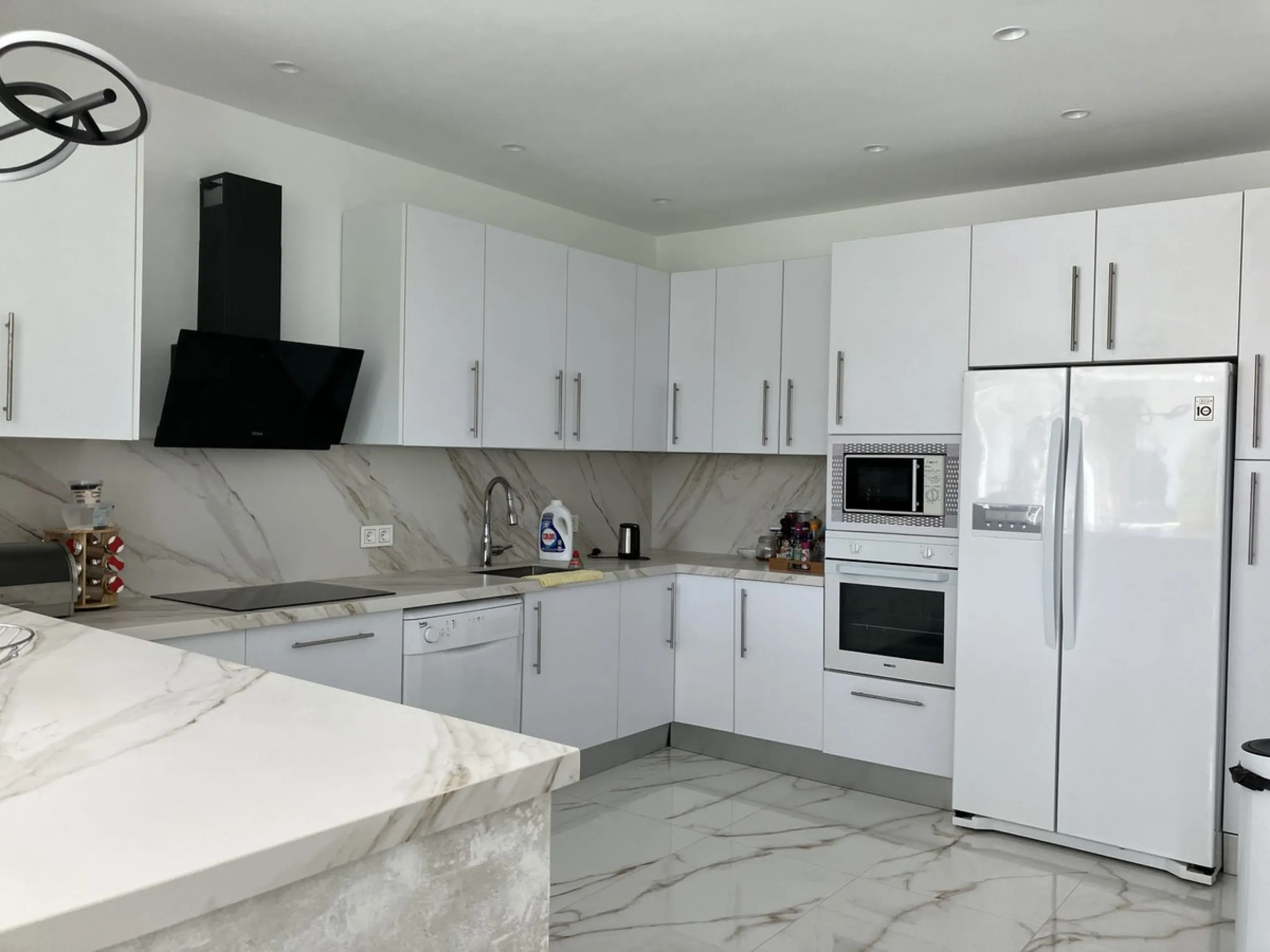 Amazing dettache Villa in Puerto Banus area, a few steps away  from the beach, resataurants, bars, night clubs, beach clubs, shopping center and all amenities. This lovely property it was recently renovated and fully furnished.
