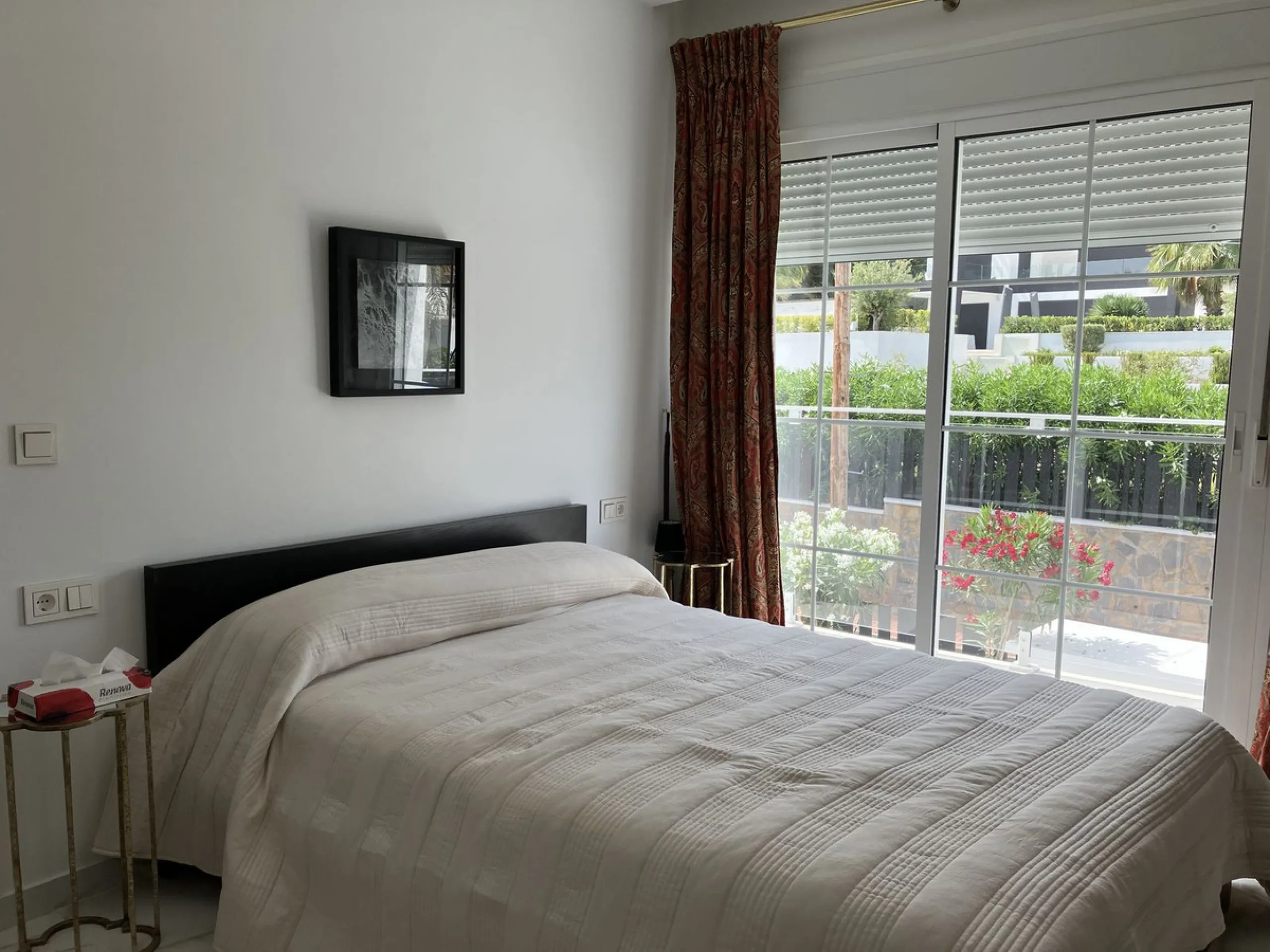 Amazing dettache Villa in Puerto Banus area, a few steps away  from the beach, resataurants, bars, night clubs, beach clubs, shopping center and all amenities. This lovely property it was recently renovated and fully furnished.