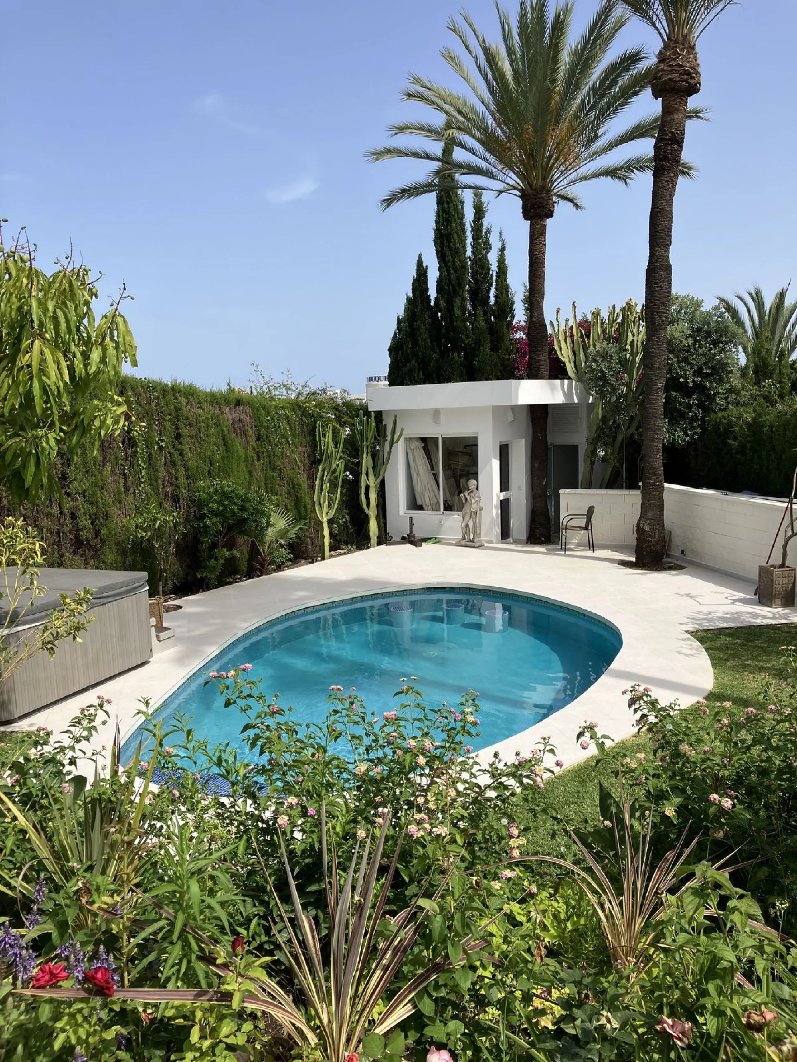 Amazing dettache Villa in Puerto Banus area, a few steps away  from the beach, resataurants, bars, night clubs, beach clubs, shopping center and all amenities. This lovely property it was recently renovated and fully furnished.