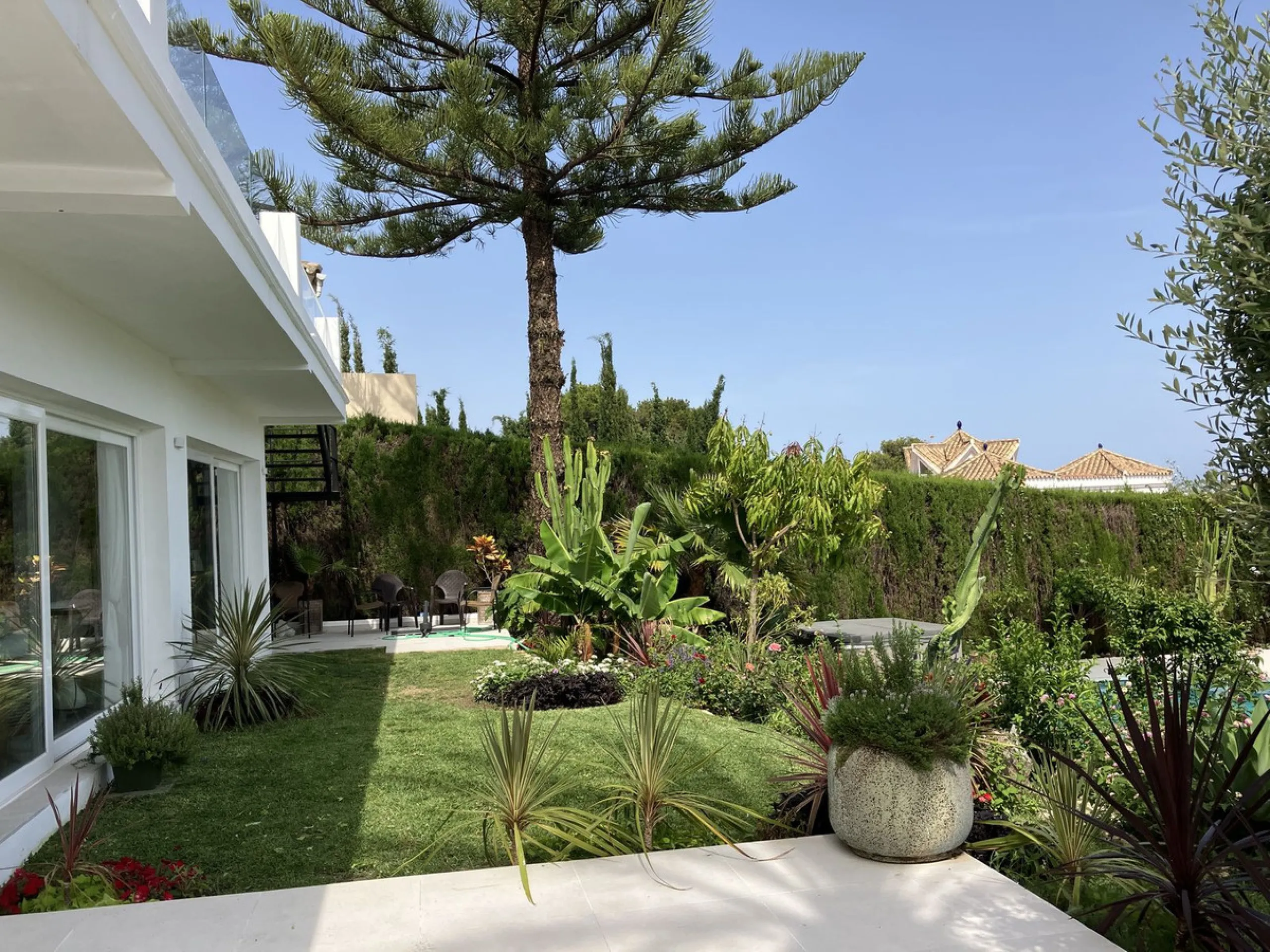 Amazing dettache Villa in Puerto Banus area, a few steps away  from the beach, resataurants, bars, night clubs, beach clubs, shopping center and all amenities. This lovely property it was recently renovated and fully furnished.