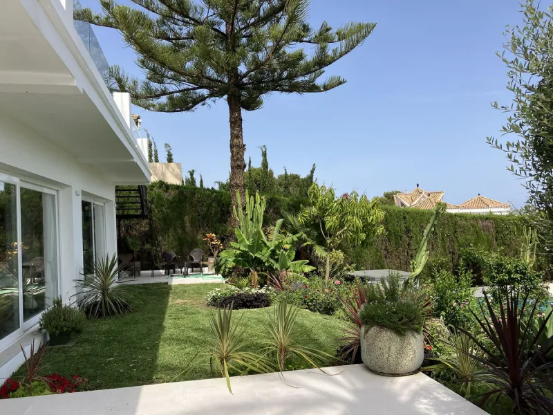 Amazing dettache Villa in Puerto Banus area, a few steps away  from the beach, resataurants, bars, night clubs, beach clubs, shopping center and all amenities. This lovely property it was recently renovated and fully furnished.