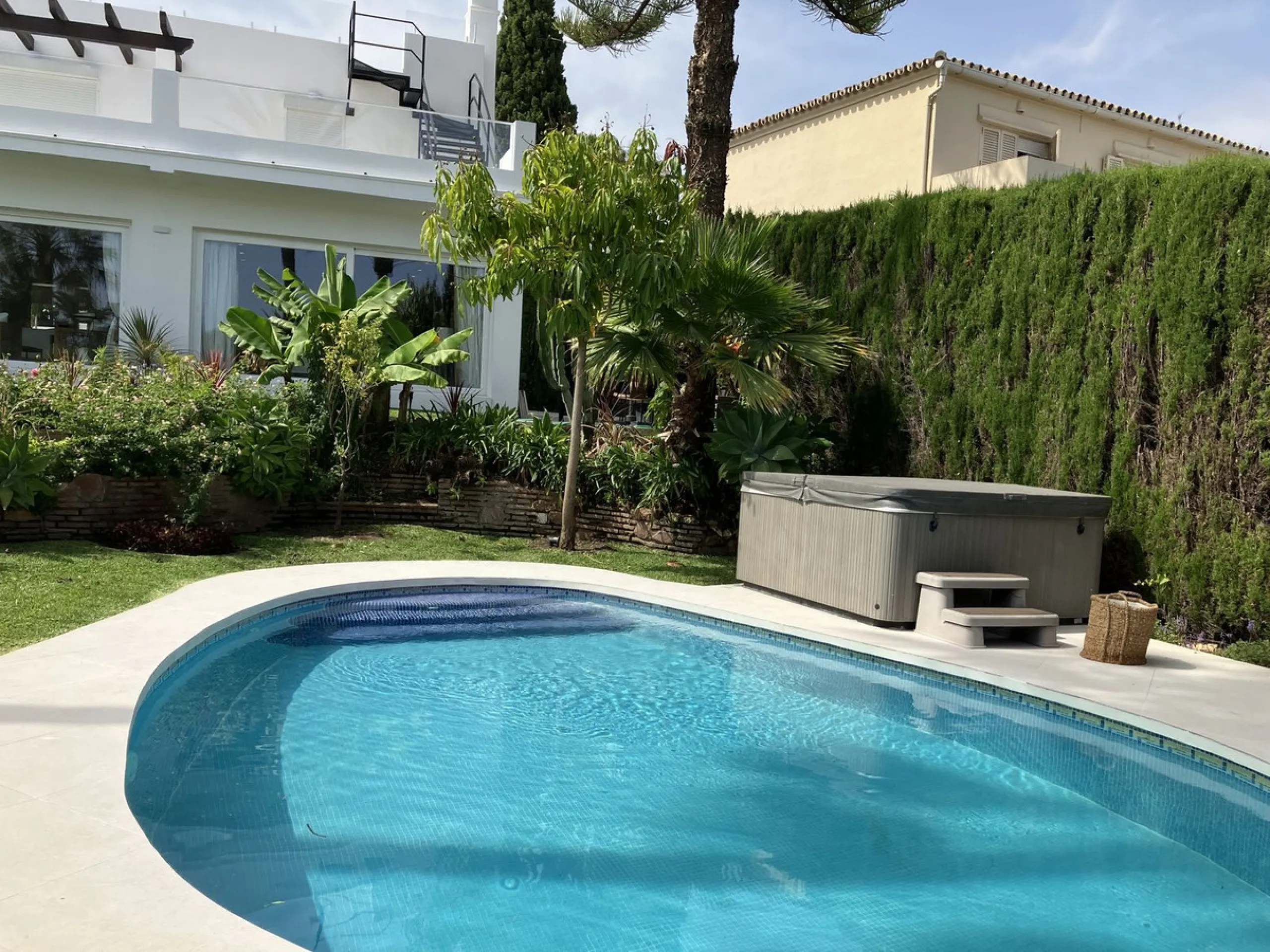 Amazing dettache Villa in Puerto Banus area, a few steps away  from the beach, resataurants, bars, night clubs, beach clubs, shopping center and all amenities. This lovely property it was recently renovated and fully furnished.