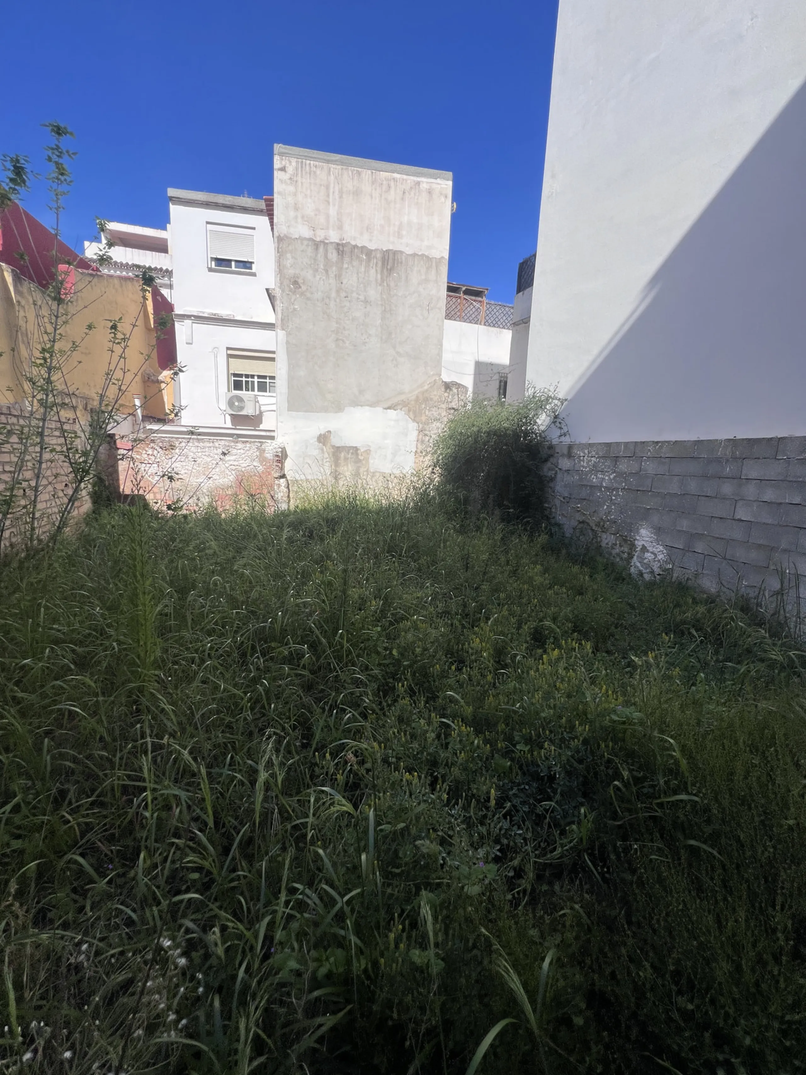 Urban plot with project zoning approval under the current General Urban Development Plan (PGOU 1986), classified as NP-1 (Ground floor + 2 levels). Fully ready for construction, this property is ideally situated in the heart of Marbella's historic centre—
