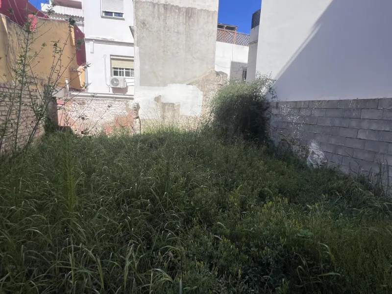 Urban plot with project zoning approval under the current General Urban Development Plan (PGOU 1986), classified as NP-1 (Ground floor + 2 levels). Fully ready for construction, this property is ideally situated in the heart of Marbella's historic centre—