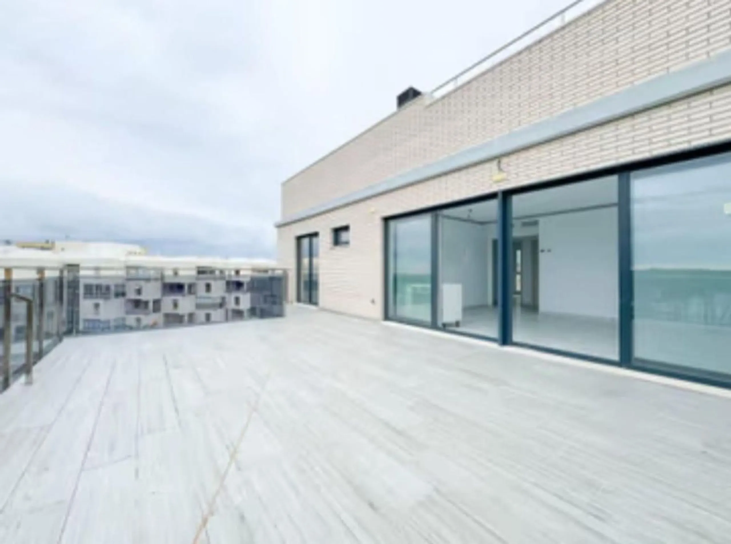 Modern and exclusive penthouse with sea views in La Pineda, Tarragona