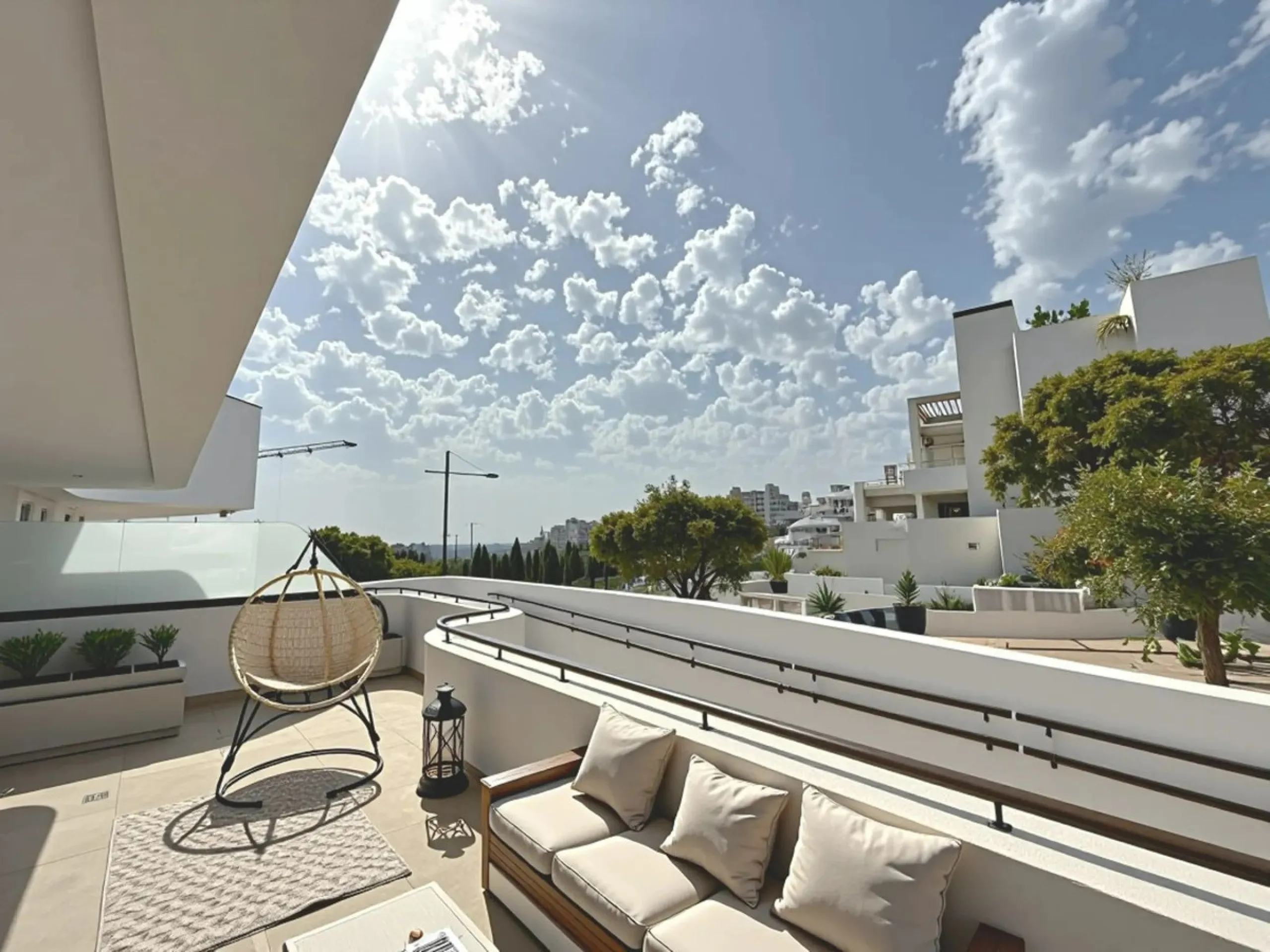 Elegant and modern elevated ground-floor apartment with a large private terrace of 90 m² and partial sea views. Located in the sought-after area of Las Mesas, just a 10-minute walk from Estepona Marina and 20 minutes from the charming Old Town.