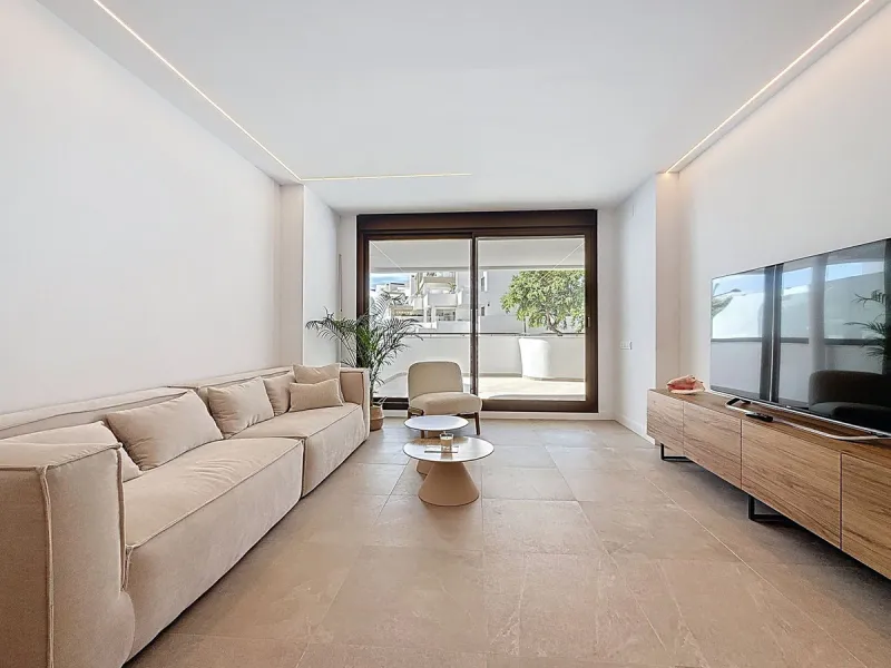 Elegant and modern elevated ground-floor apartment with a large private terrace of 90 m² and partial sea views. Located in the sought-after area of Las Mesas, just a 10-minute walk from Estepona Marina and 20 minutes from the charming Old Town.