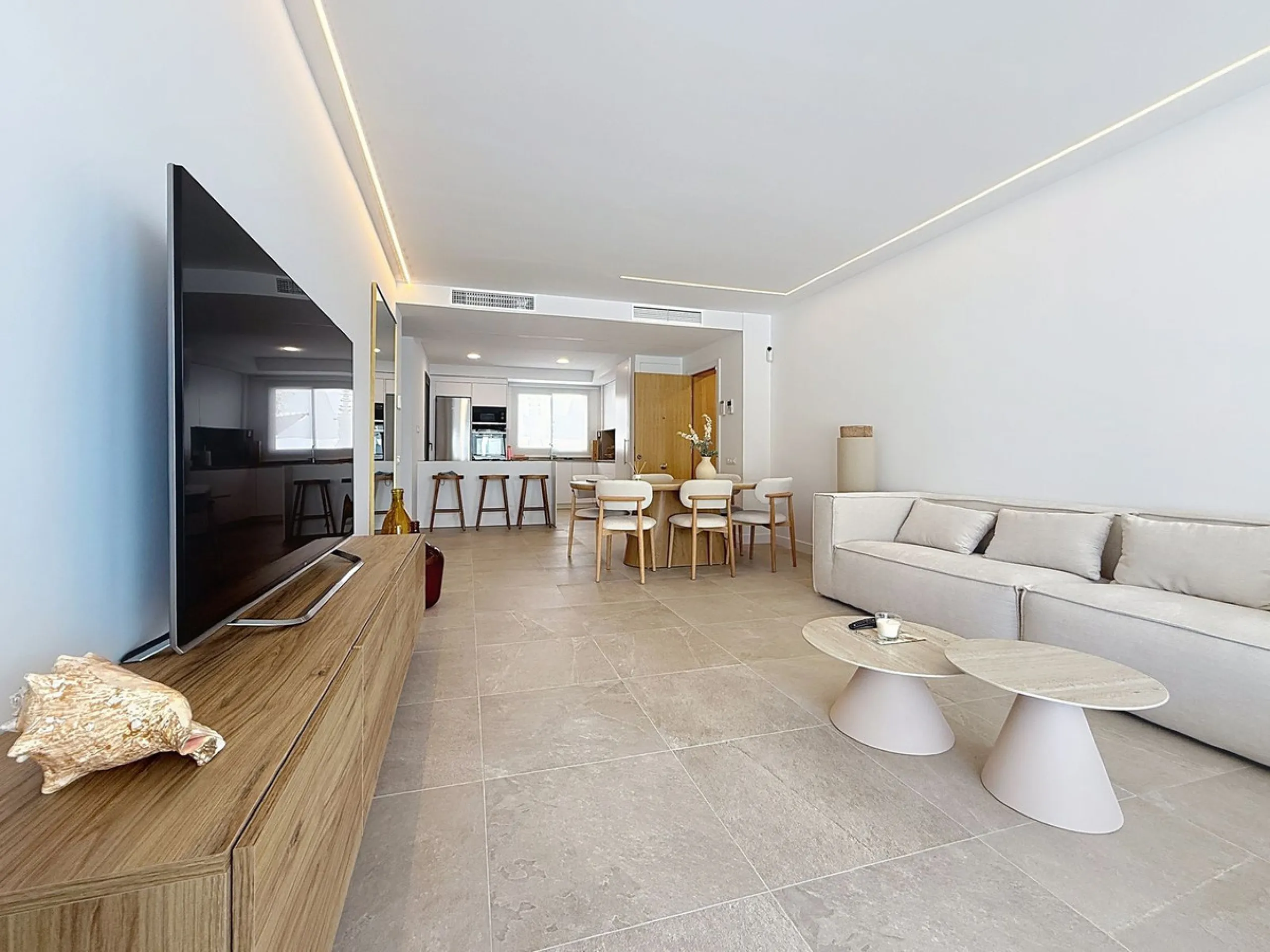 Elegant and modern elevated ground-floor apartment with a large private terrace of 90 m² and partial sea views. Located in the sought-after area of Las Mesas, just a 10-minute walk from Estepona Marina and 20 minutes from the charming Old Town.