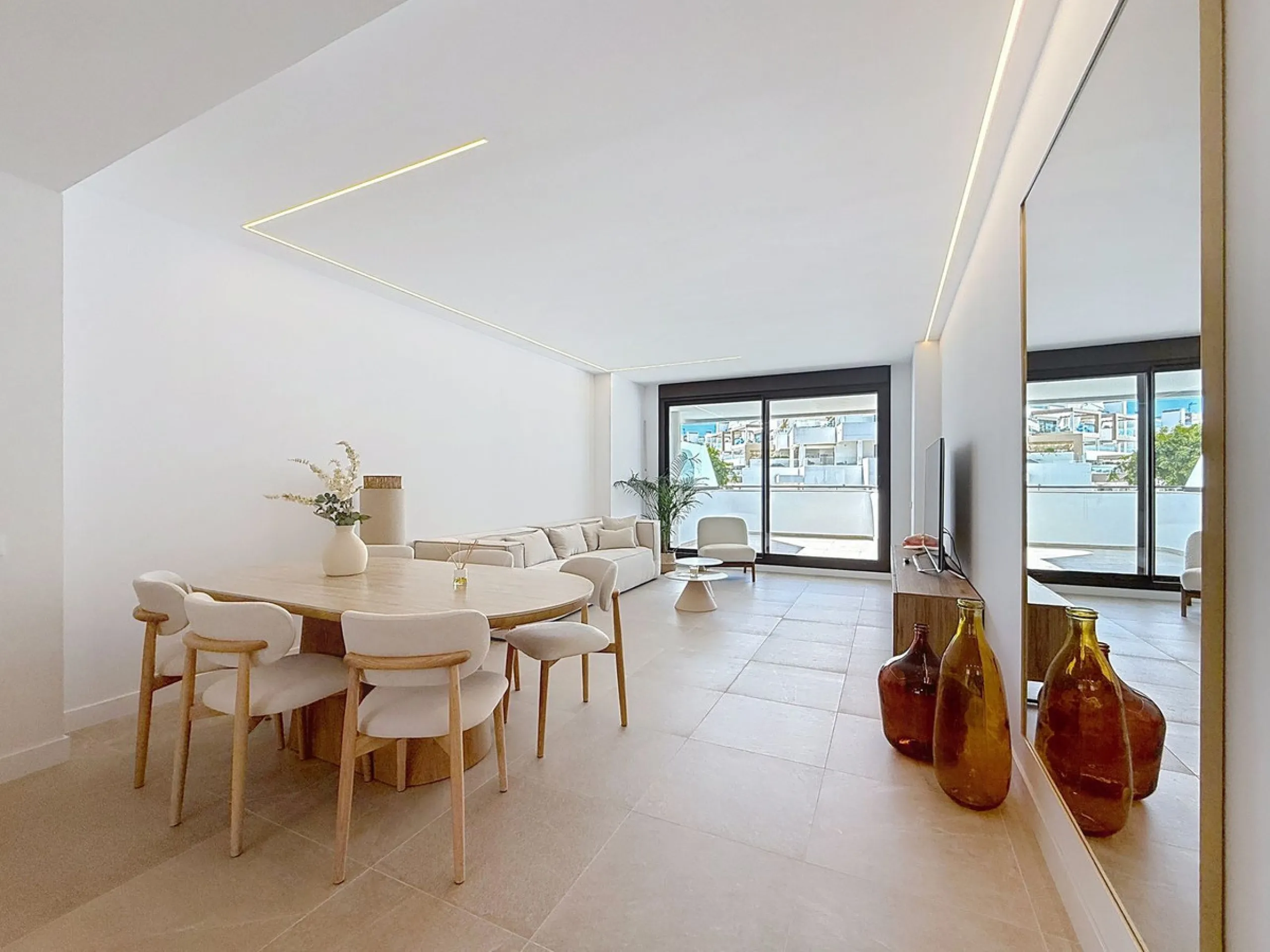 Elegant and modern elevated ground-floor apartment with a large private terrace of 90 m² and partial sea views. Located in the sought-after area of Las Mesas, just a 10-minute walk from Estepona Marina and 20 minutes from the charming Old Town.