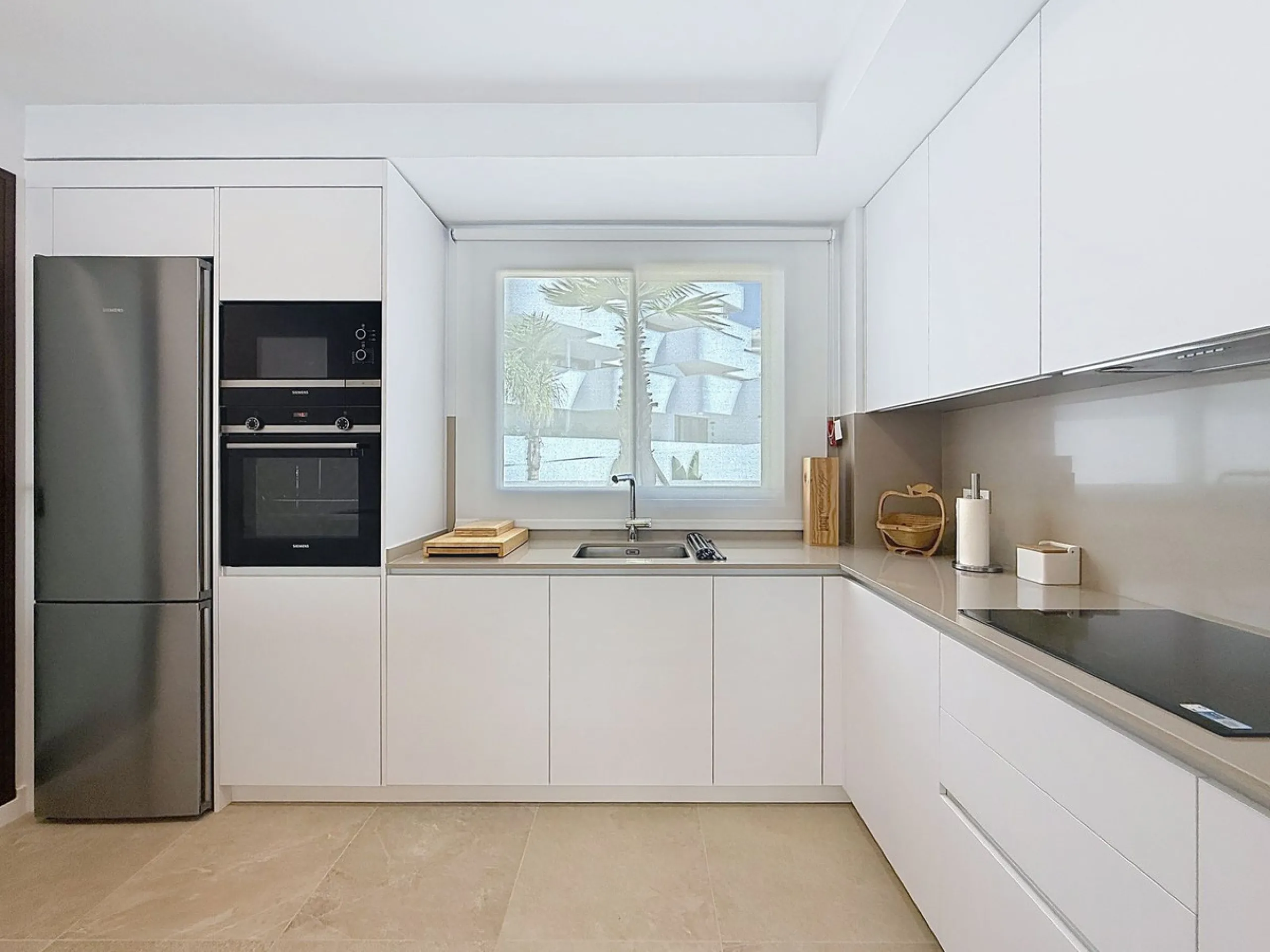 Elegant and modern elevated ground-floor apartment with a large private terrace of 90 m² and partial sea views. Located in the sought-after area of Las Mesas, just a 10-minute walk from Estepona Marina and 20 minutes from the charming Old Town.