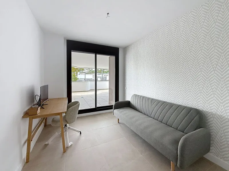 Elegant and modern elevated ground-floor apartment with a large private terrace of 90 m² and partial sea views. Located in the sought-after area of Las Mesas, just a 10-minute walk from Estepona Marina and 20 minutes from the charming Old Town.