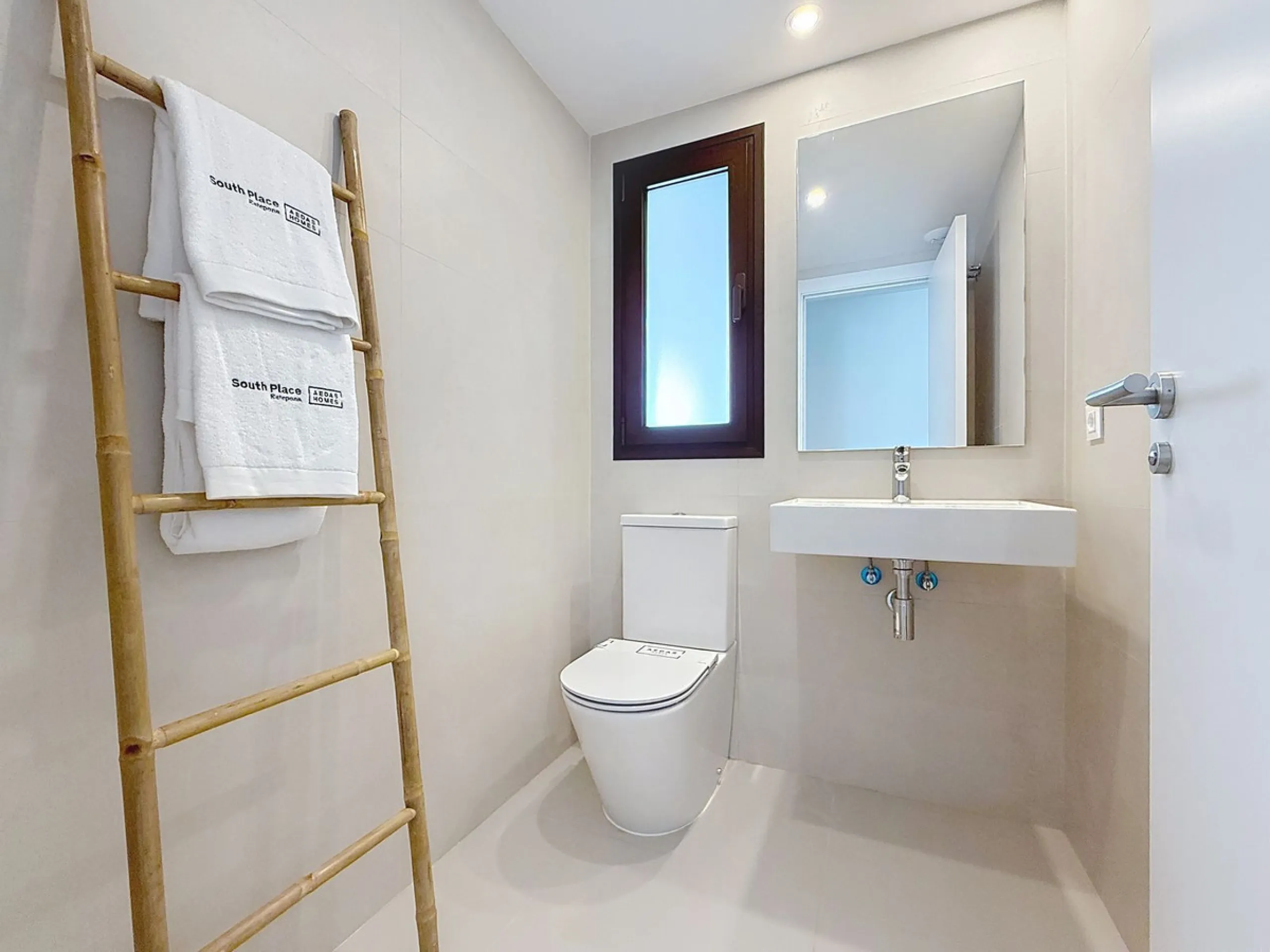 Elegant and modern elevated ground-floor apartment with a large private terrace of 90 m² and partial sea views. Located in the sought-after area of Las Mesas, just a 10-minute walk from Estepona Marina and 20 minutes from the charming Old Town.
