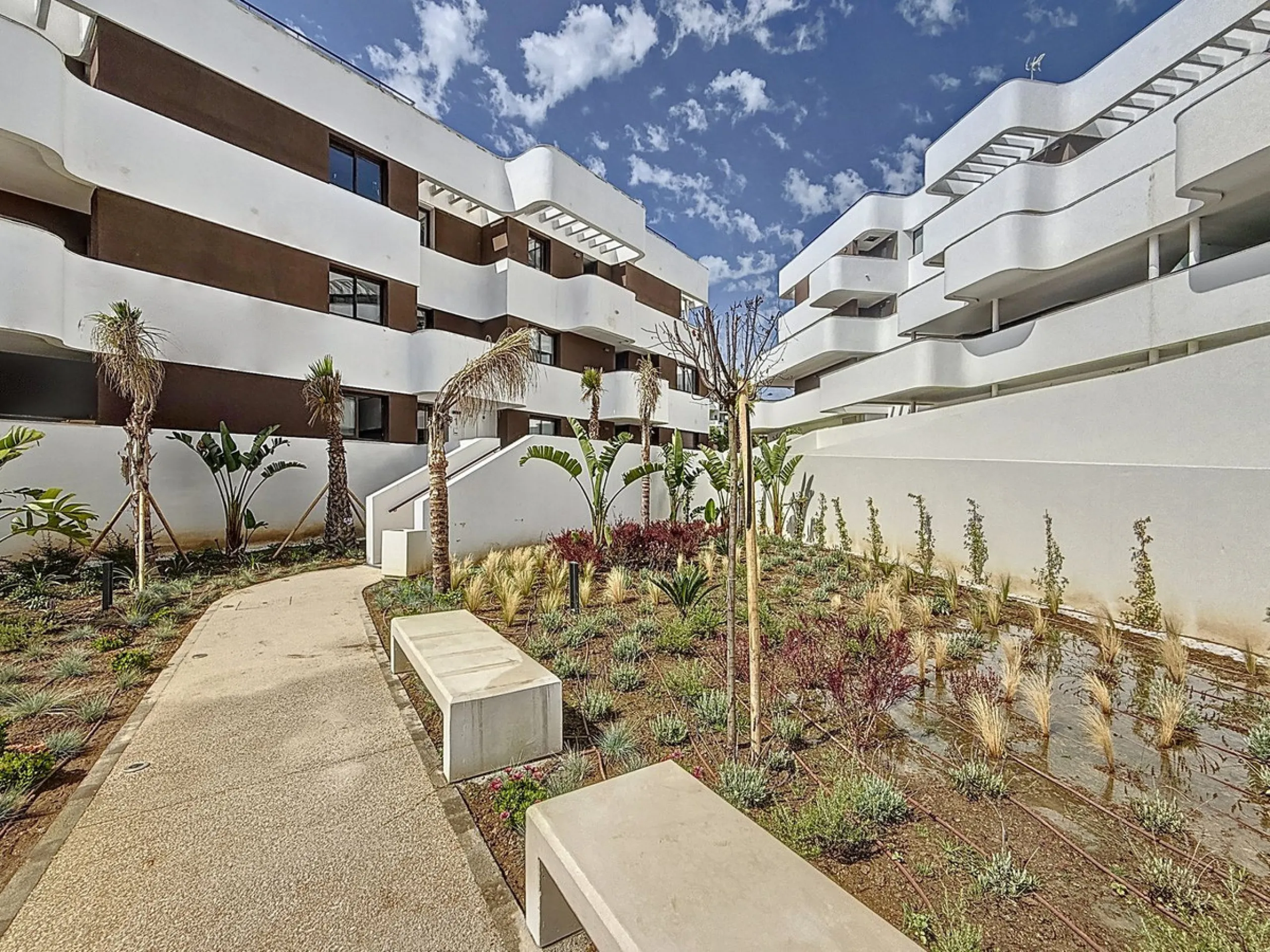 Elegant and modern elevated ground-floor apartment with a large private terrace of 90 m² and partial sea views. Located in the sought-after area of Las Mesas, just a 10-minute walk from Estepona Marina and 20 minutes from the charming Old Town.