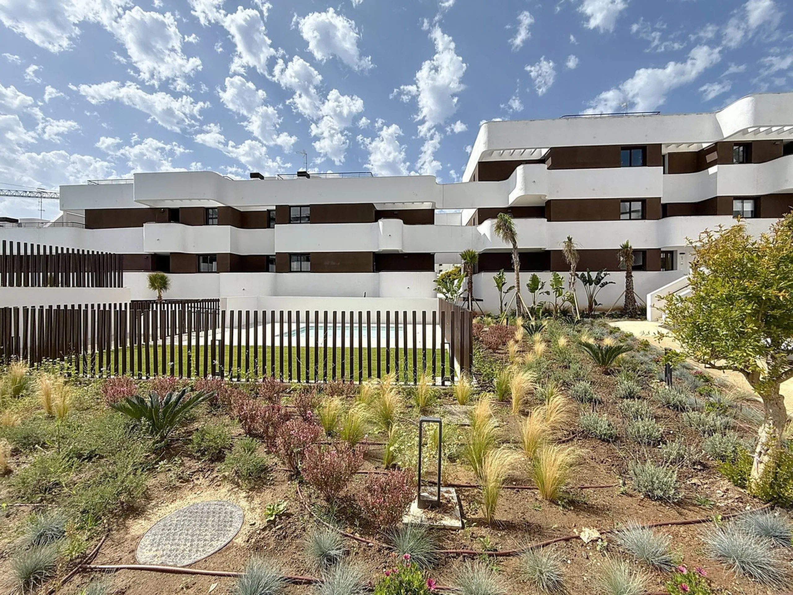 Elegant and modern elevated ground-floor apartment with a large private terrace of 90 m² and partial sea views. Located in the sought-after area of Las Mesas, just a 10-minute walk from Estepona Marina and 20 minutes from the charming Old Town.
