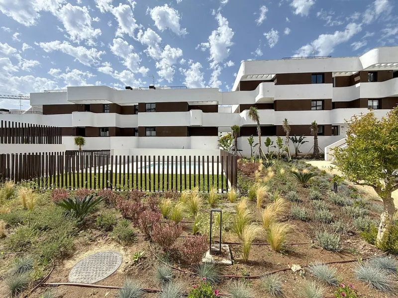 Elegant and modern elevated ground-floor apartment with a large private terrace of 90 m² and partial sea views. Located in the sought-after area of Las Mesas, just a 10-minute walk from Estepona Marina and 20 minutes from the charming Old Town.
