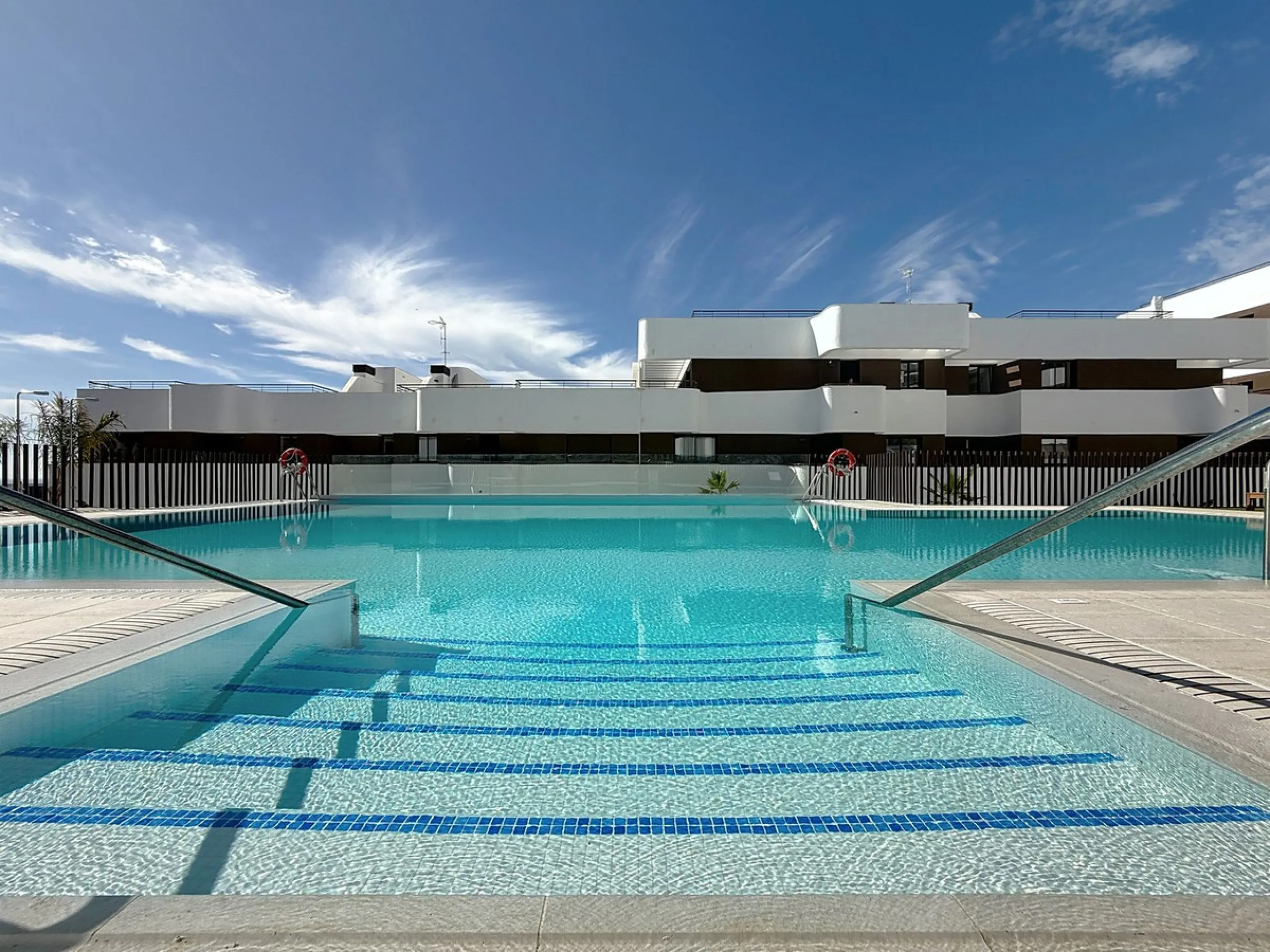 Elegant and modern elevated ground-floor apartment with a large private terrace of 90 m² and partial sea views. Located in the sought-after area of Las Mesas, just a 10-minute walk from Estepona Marina and 20 minutes from the charming Old Town.
