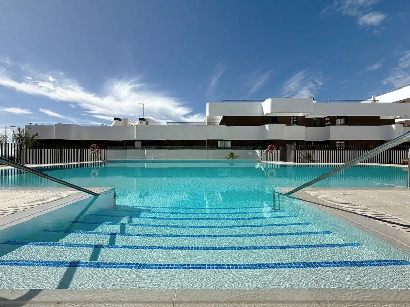 Elegant and modern elevated ground-floor apartment with a large private terrace of 90 m² and partial sea views. Located in the sought-after area of Las Mesas, just a 10-minute walk from Estepona Marina and 20 minutes from the charming Old Town.