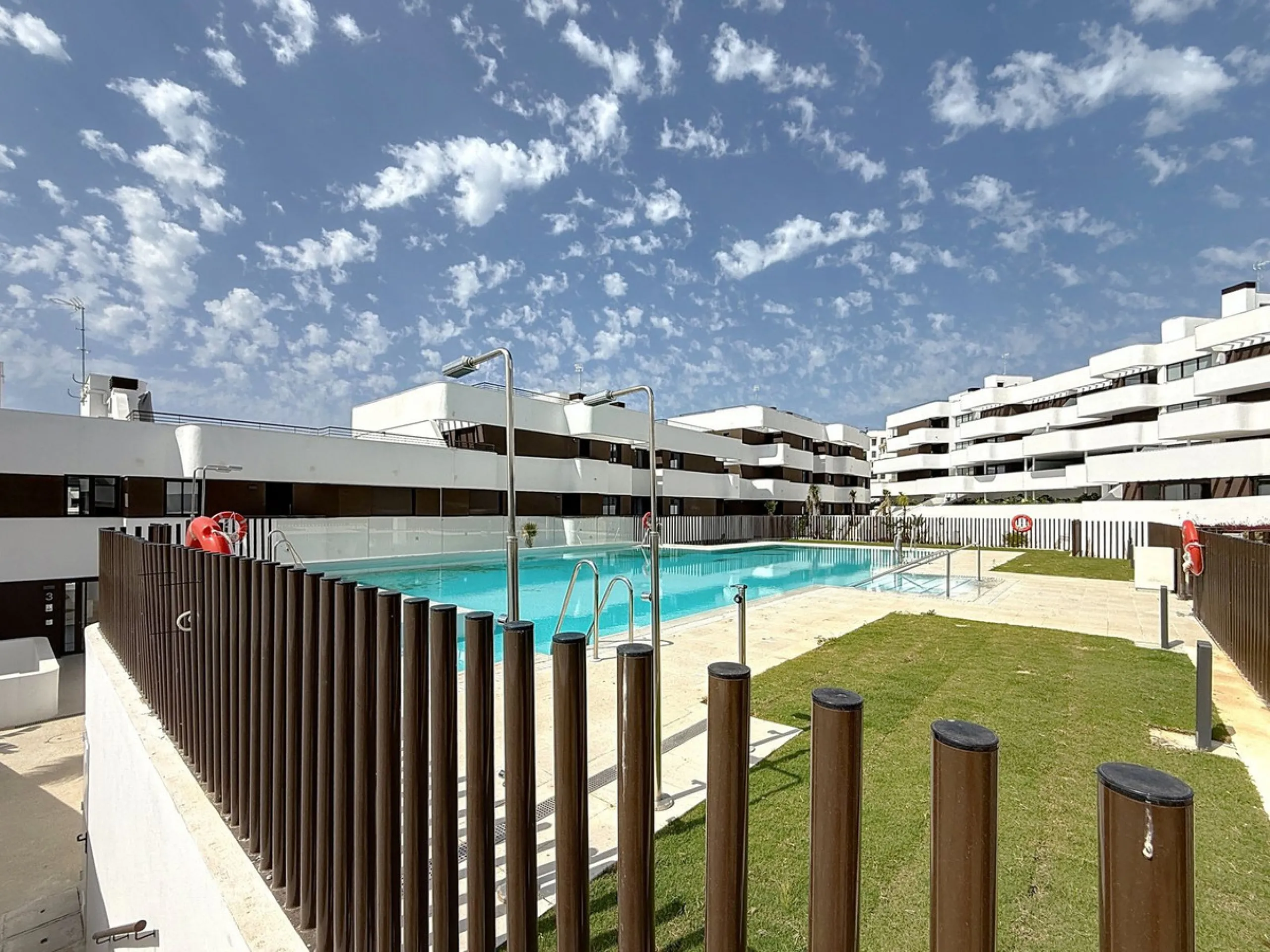 Elegant and modern elevated ground-floor apartment with a large private terrace of 90 m² and partial sea views. Located in the sought-after area of Las Mesas, just a 10-minute walk from Estepona Marina and 20 minutes from the charming Old Town.