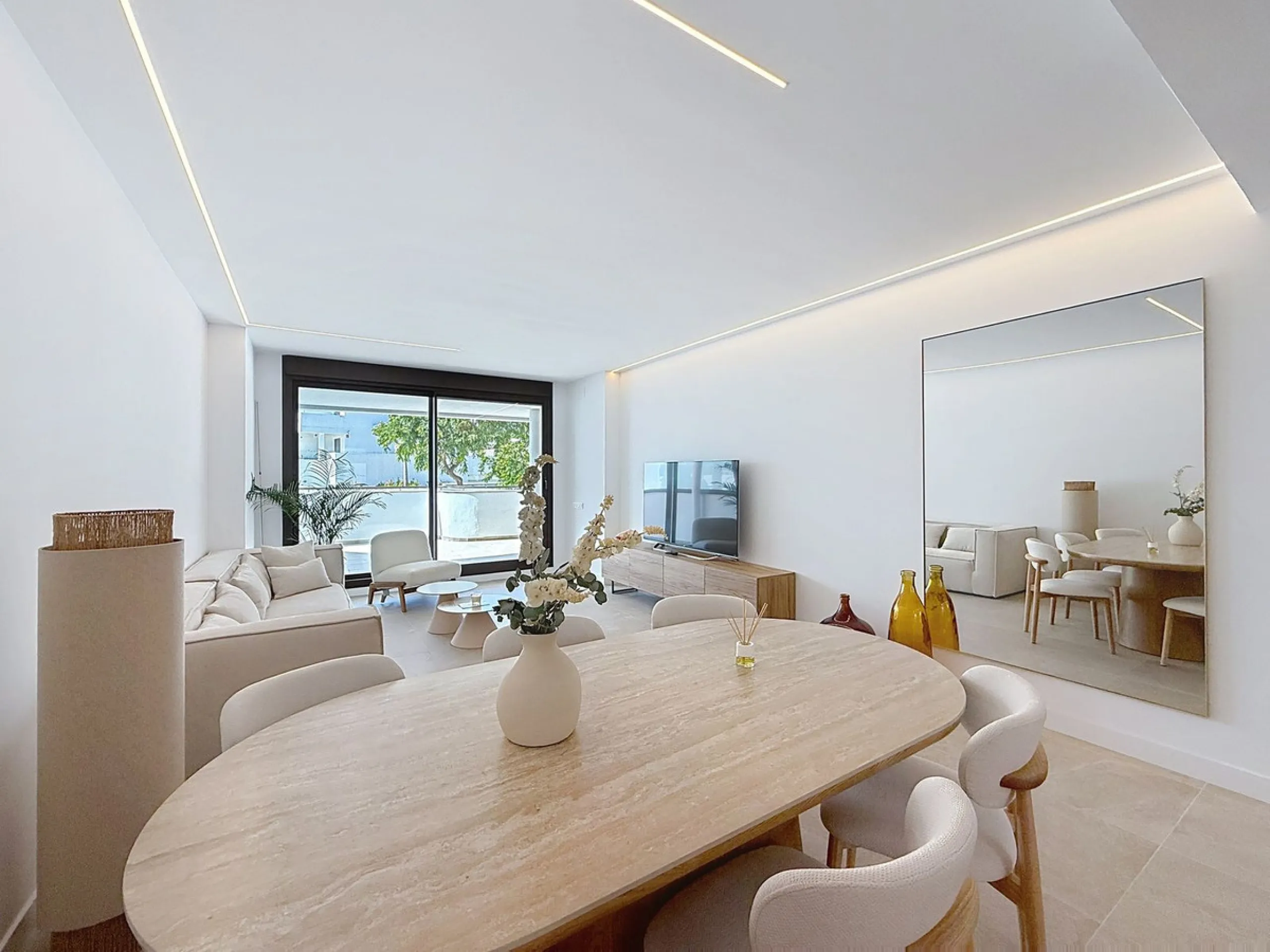 Elegant and modern elevated ground-floor apartment with a large private terrace of 90 m² and partial sea views. Located in the sought-after area of Las Mesas, just a 10-minute walk from Estepona Marina and 20 minutes from the charming Old Town.