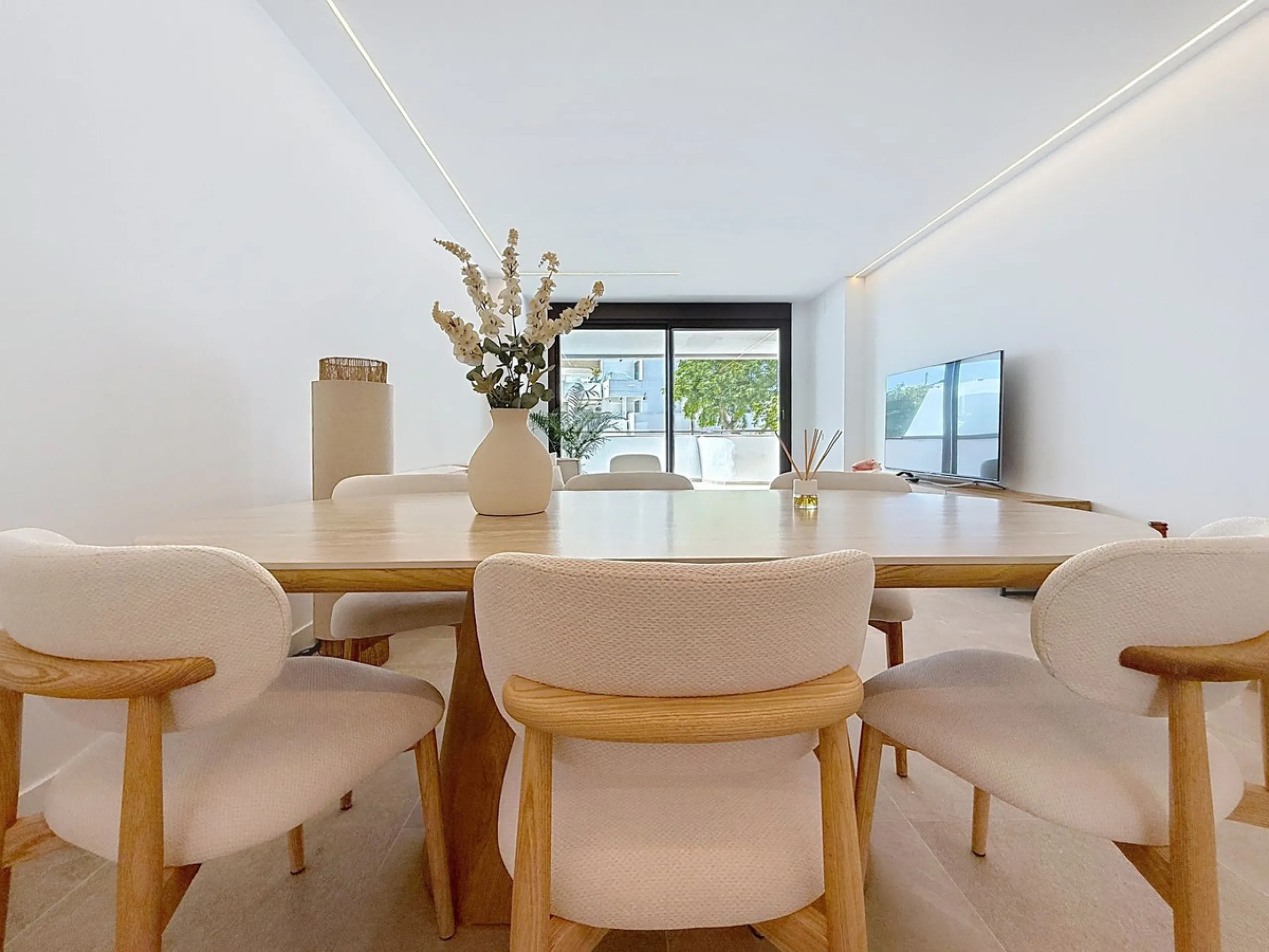 Elegant and modern elevated ground-floor apartment with a large private terrace of 90 m² and partial sea views. Located in the sought-after area of Las Mesas, just a 10-minute walk from Estepona Marina and 20 minutes from the charming Old Town.