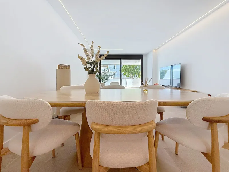 Elegant and modern elevated ground-floor apartment with a large private terrace of 90 m² and partial sea views. Located in the sought-after area of Las Mesas, just a 10-minute walk from Estepona Marina and 20 minutes from the charming Old Town.