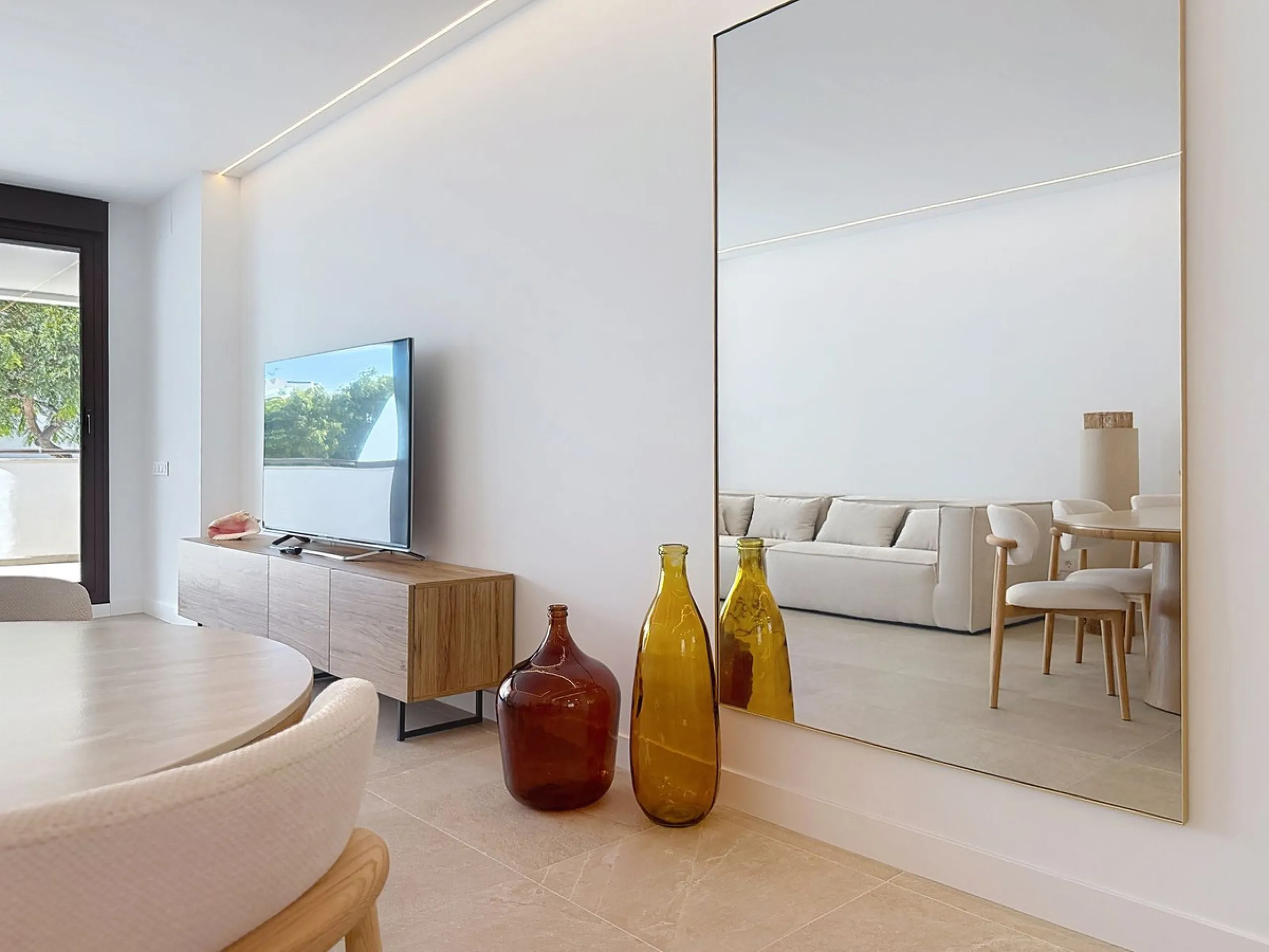 Elegant and modern elevated ground-floor apartment with a large private terrace of 90 m² and partial sea views. Located in the sought-after area of Las Mesas, just a 10-minute walk from Estepona Marina and 20 minutes from the charming Old Town.