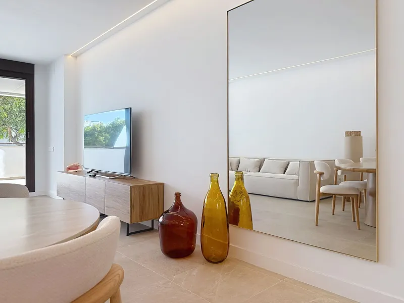 Elegant and modern elevated ground-floor apartment with a large private terrace of 90 m² and partial sea views. Located in the sought-after area of Las Mesas, just a 10-minute walk from Estepona Marina and 20 minutes from the charming Old Town.