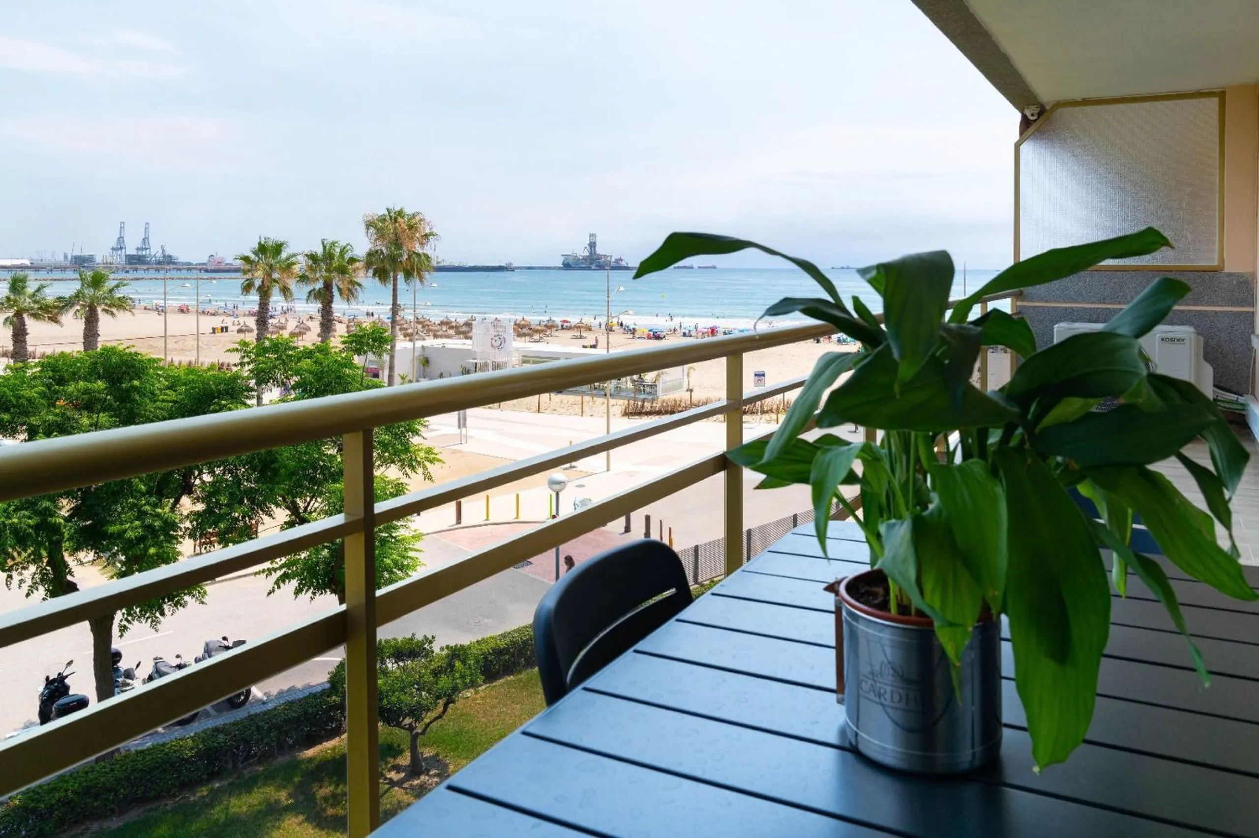 Apartamento reformado con vistas al mar en La Pineda, Tarragona