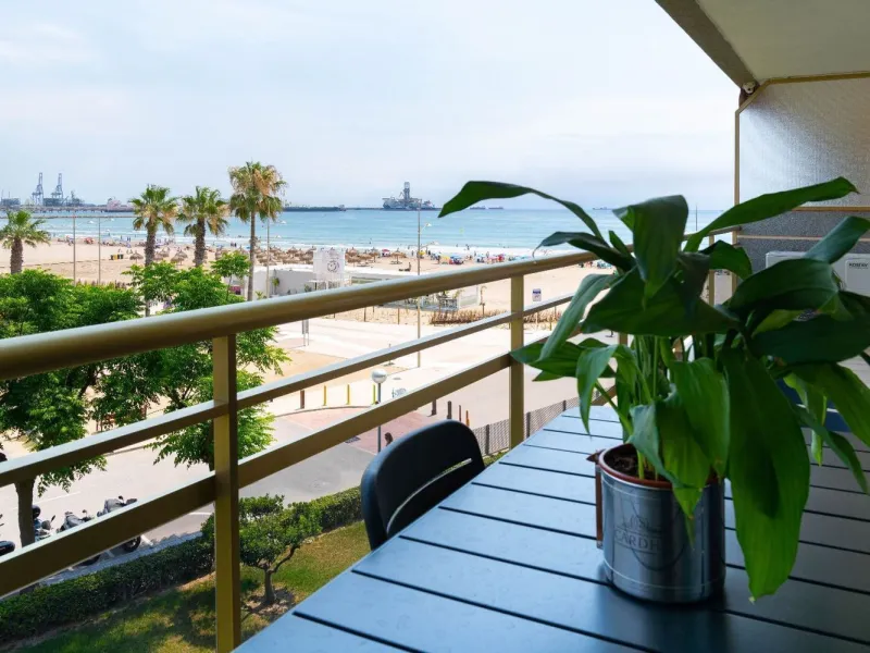 Renovated apartment with sea views in La Pineda, Tarragona