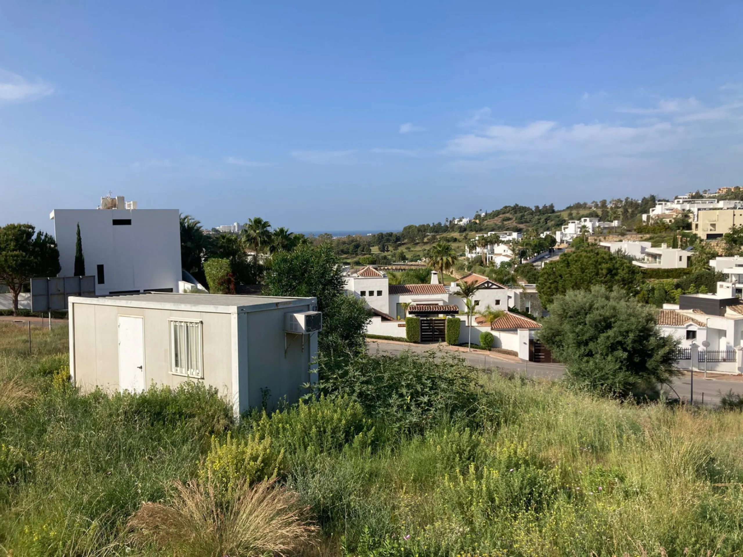 Fantastic plot next to the golf course located in Capanes Sur, La Alquería, Benahavís, less than 5 minutes drive to the beach and within a very short distance from supermarkets and restaurants. Ideal to build a modern luxury villa. Building volume: 30%