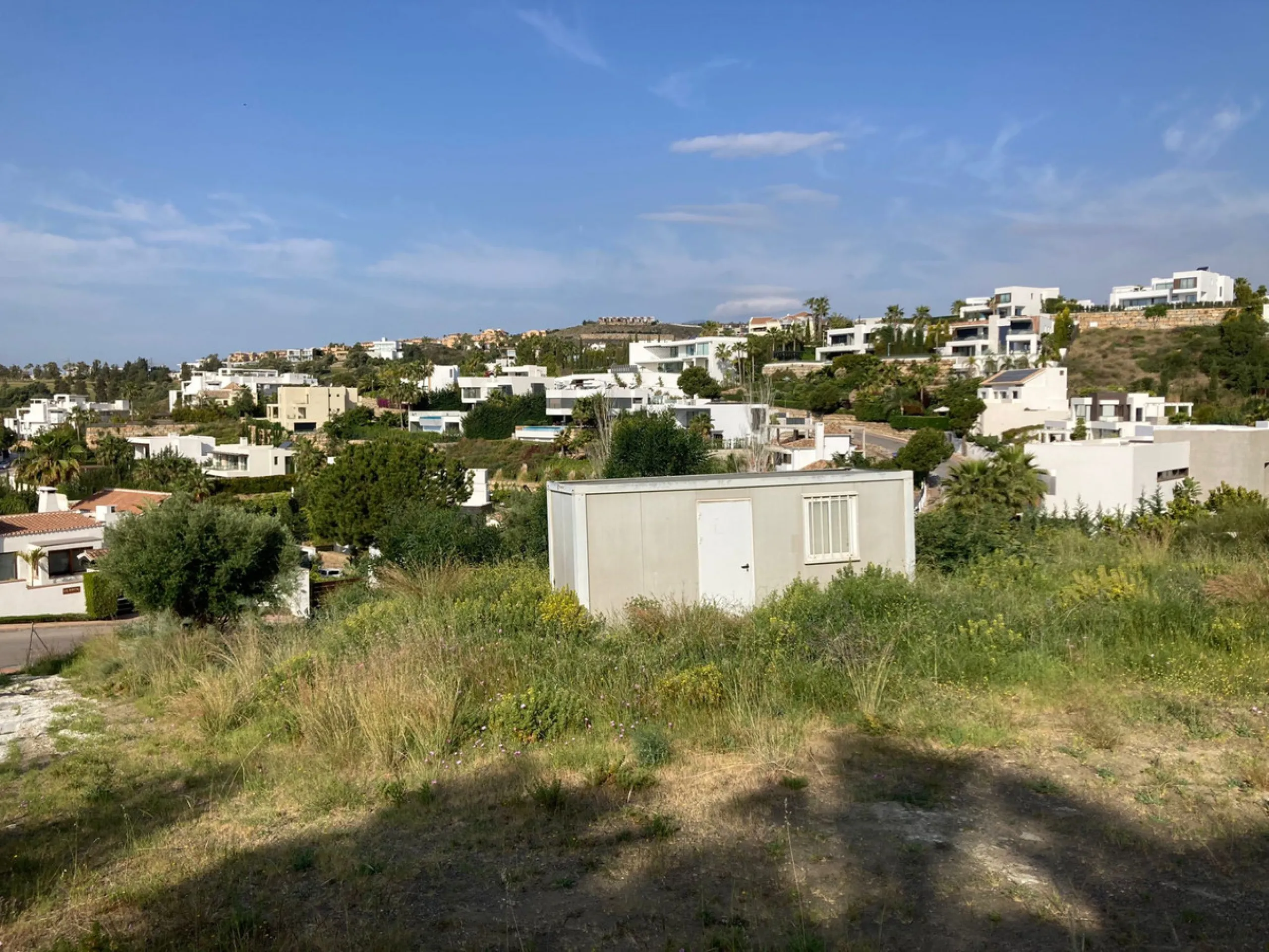 Fantastic plot next to the golf course located in Capanes Sur, La Alquería, Benahavís, less than 5 minutes drive to the beach and within a very short distance from supermarkets and restaurants. Ideal to build a modern luxury villa. Building volume: 30%