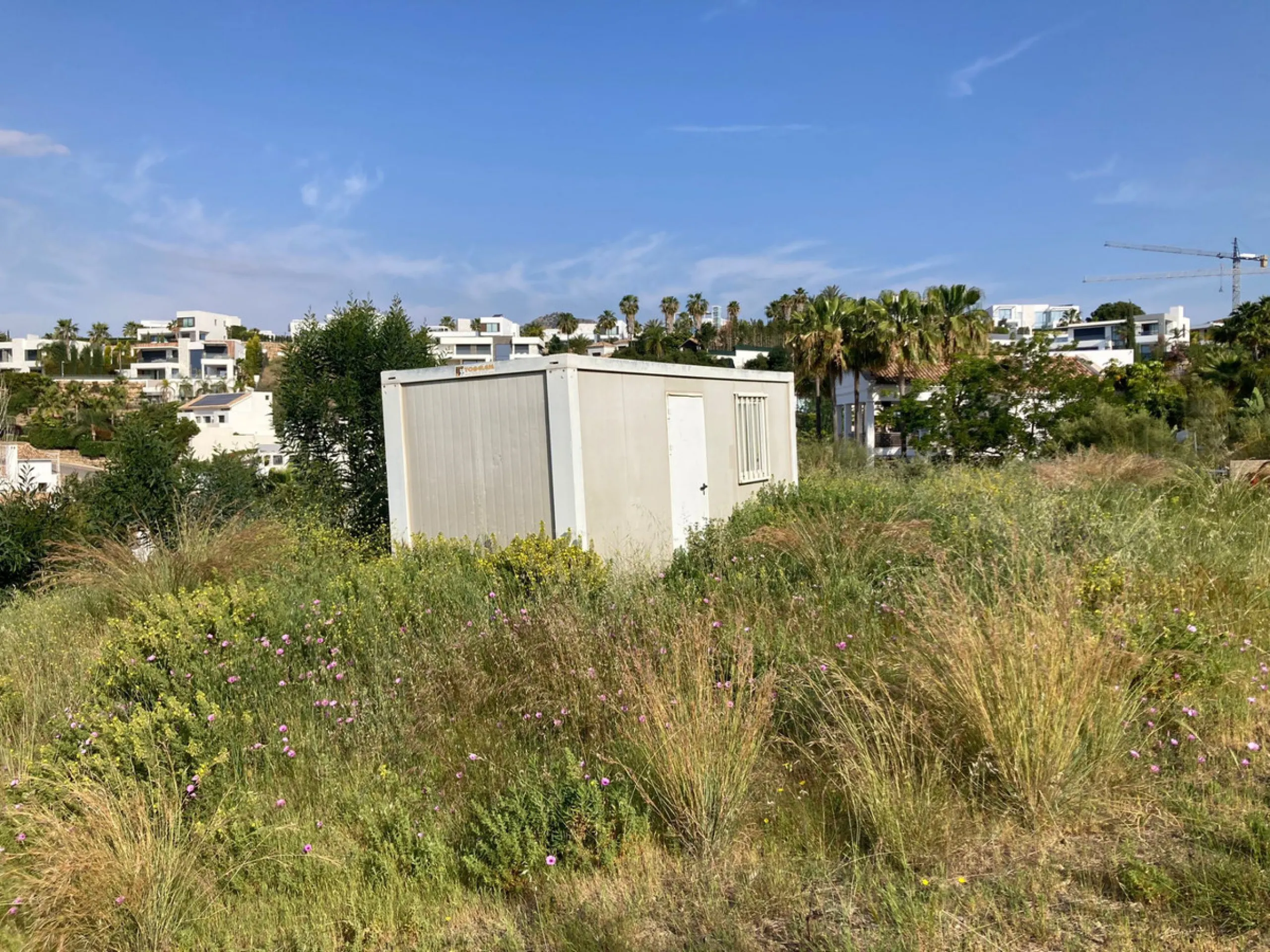 Fantastic plot next to the golf course located in Capanes Sur, La Alquería, Benahavís, less than 5 minutes drive to the beach and within a very short distance from supermarkets and restaurants. Ideal to build a modern luxury villa. Building volume: 30%