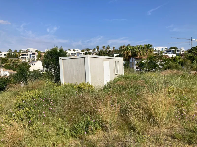 Fantastic plot next to the golf course located in Capanes Sur, La Alquería, Benahavís, less than 5 minutes drive to the beach and within a very short distance from supermarkets and restaurants. Ideal to build a modern luxury villa. Building volume: 30%
