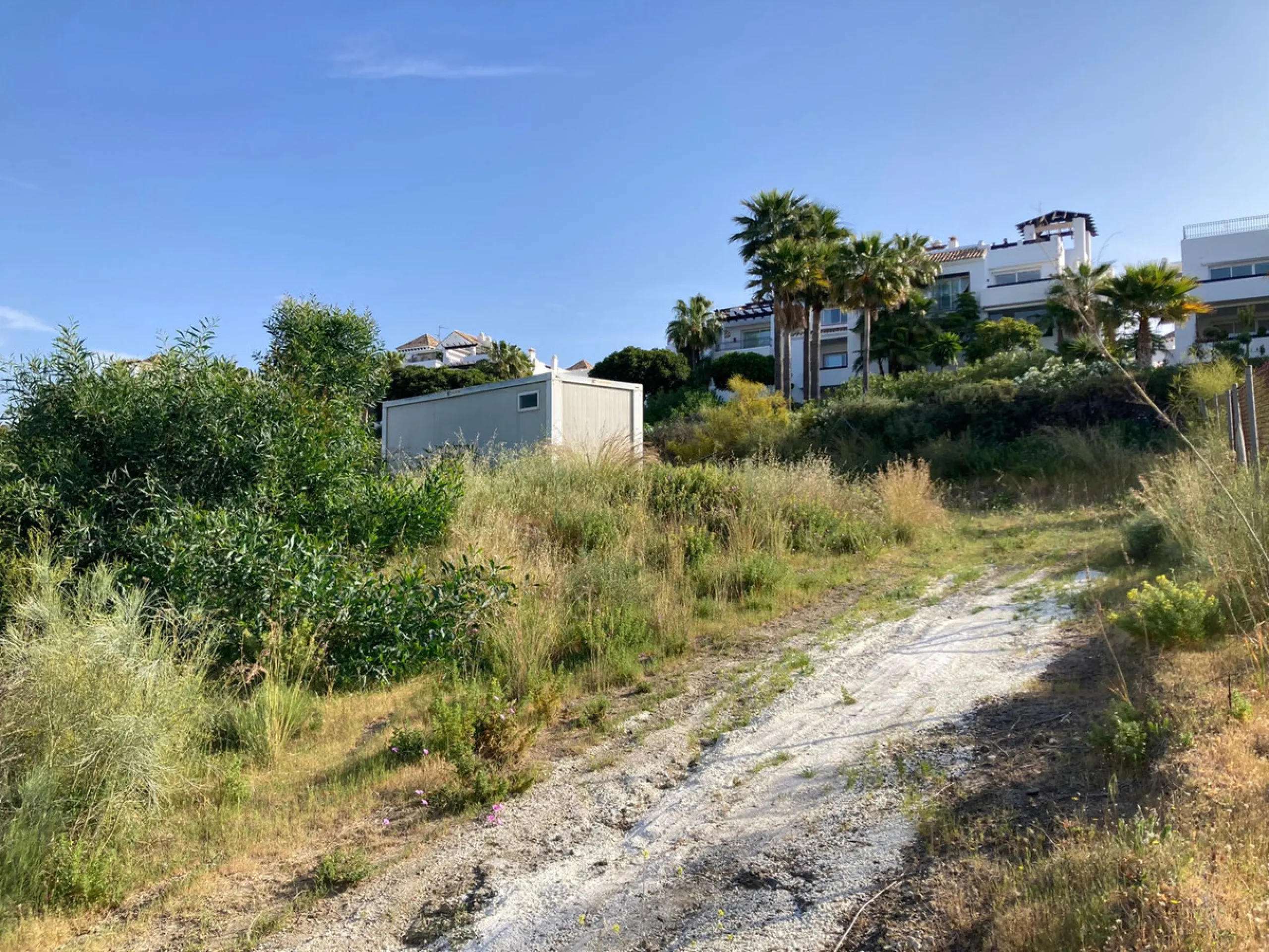 Fantastic plot next to the golf course located in Capanes Sur, La Alquería, Benahavís, less than 5 minutes drive to the beach and within a very short distance from supermarkets and restaurants. Ideal to build a modern luxury villa. Building volume: 30%