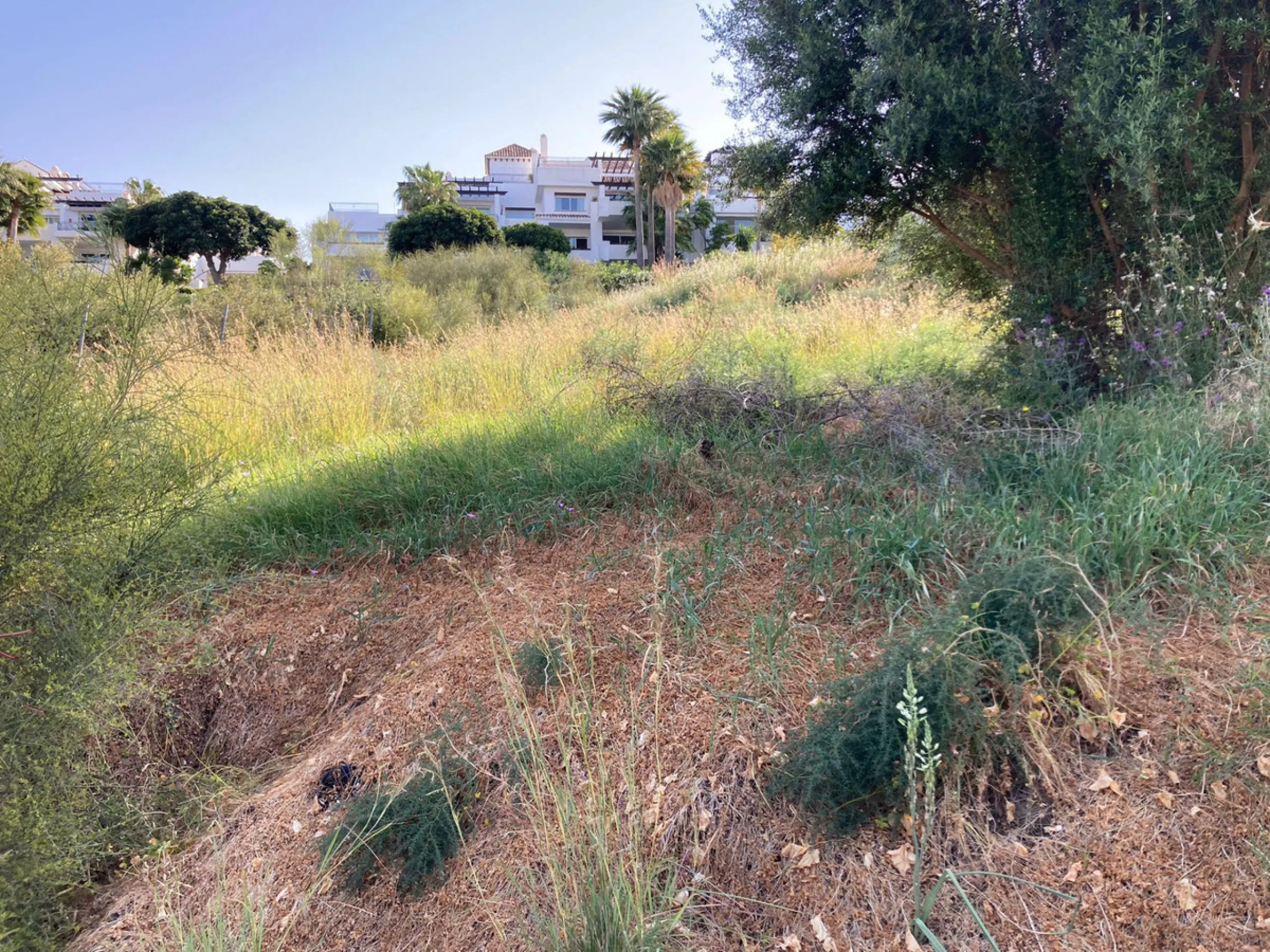 Fantastic plot next to the golf course located in Capanes Sur, La Alquería, Benahavís, less than 5 minutes drive to the beach and within a very short distance from supermarkets and restaurants. Ideal to build a modern luxury villa. Building volume: 30%