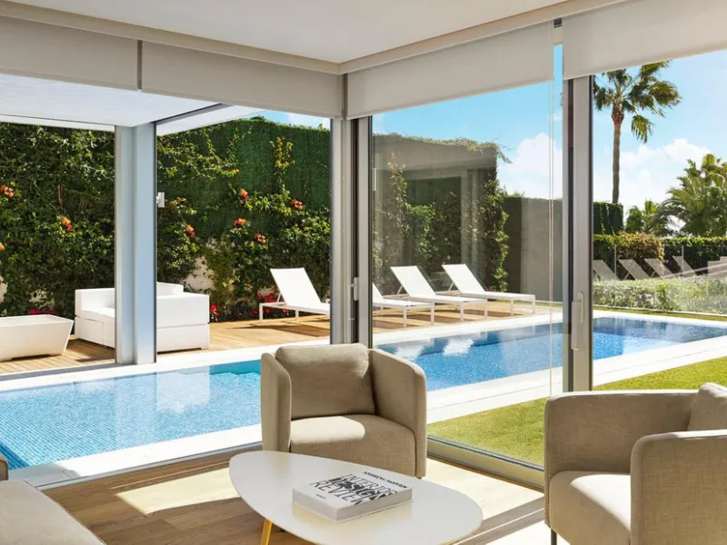 Zeitgenössische Villa nahe dem Meer in Puente Romano an Marbellas Goldener Meile