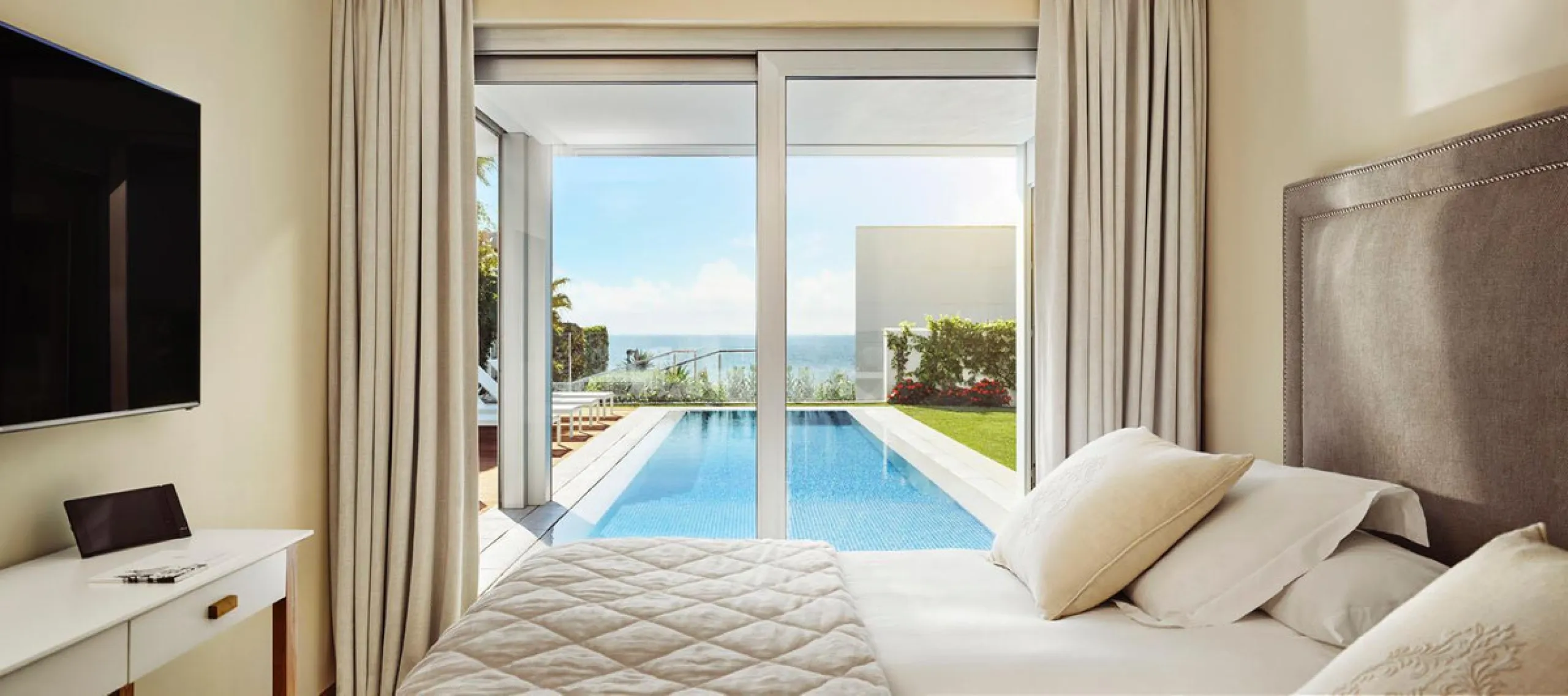 Zeitgenössische Villa nahe dem Meer in Puente Romano an Marbellas Goldener Meile