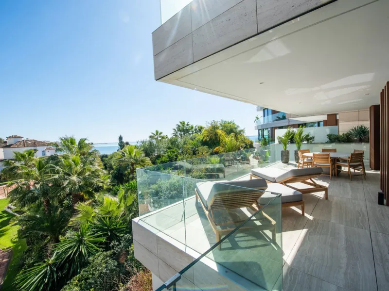 **Luxury Beachfront Apartment in Estepona**