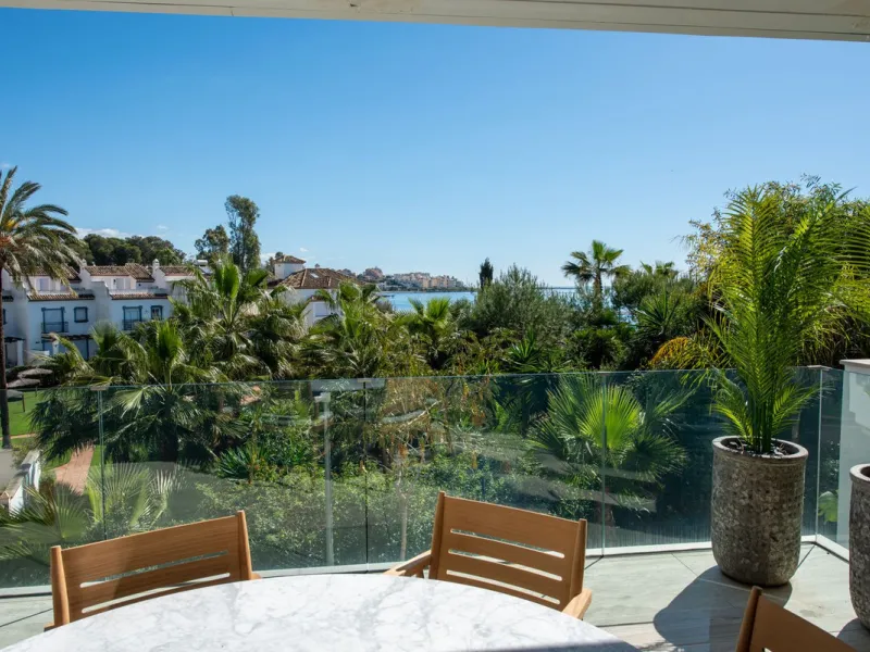 **Luxury Beachfront Apartment in Estepona**