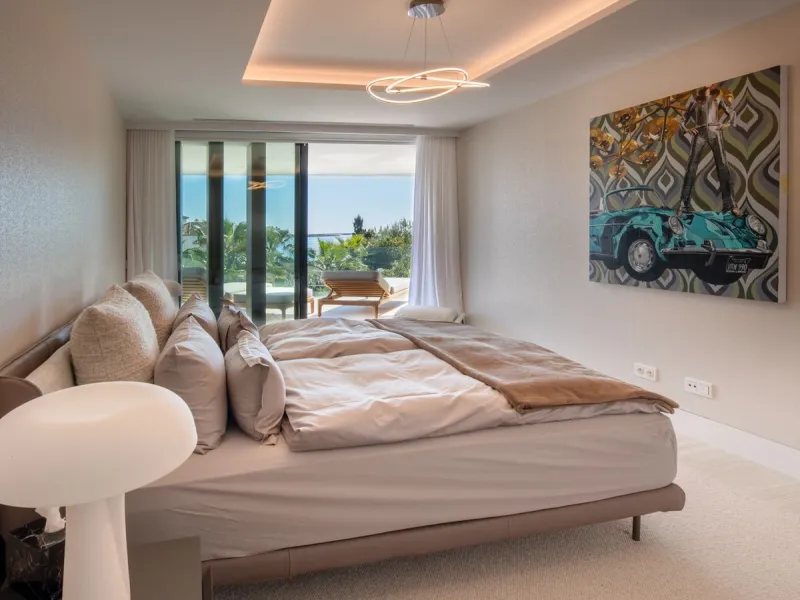 **Luxury Beachfront Apartment in Estepona**