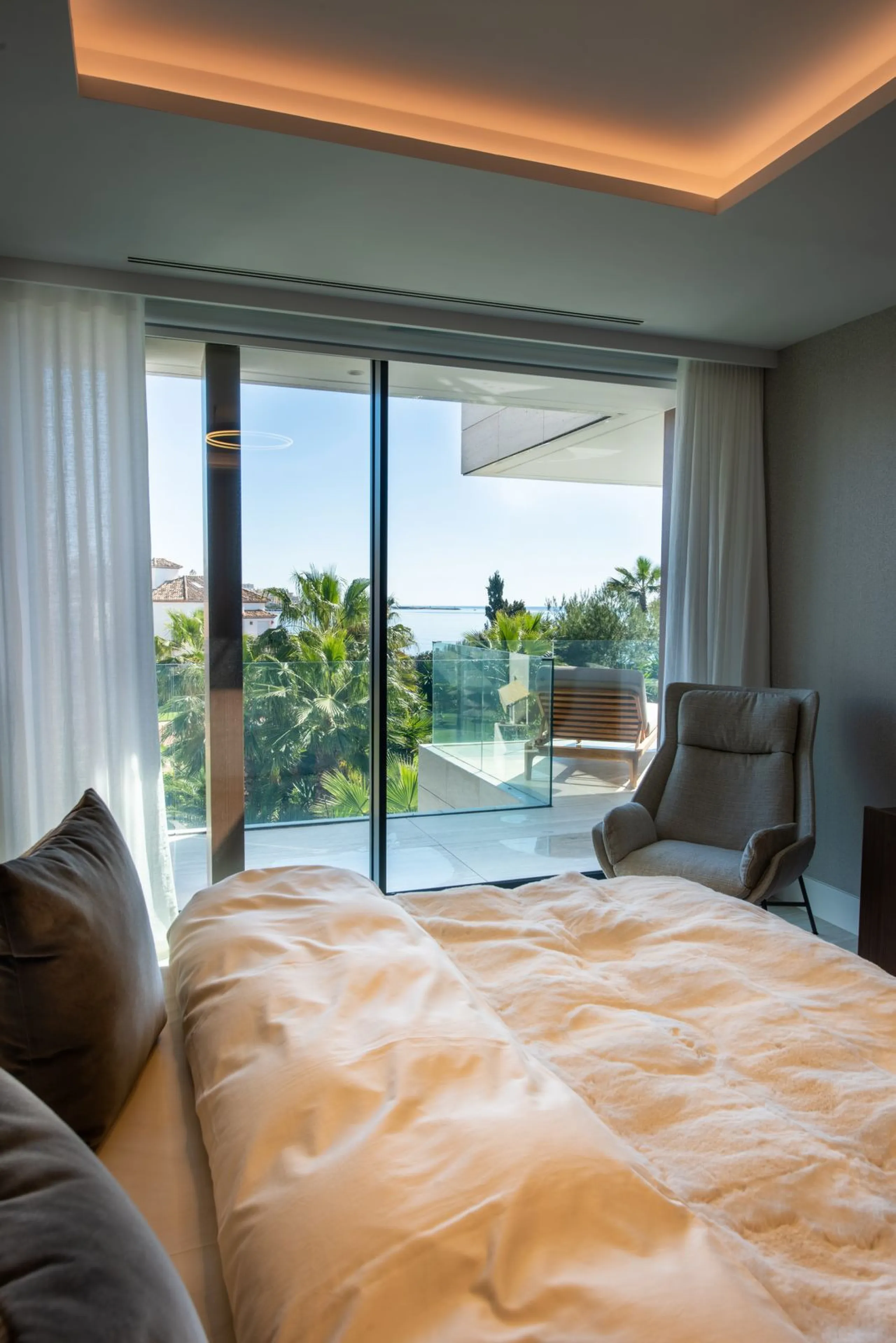 **Luxury Beachfront Apartment in Estepona**