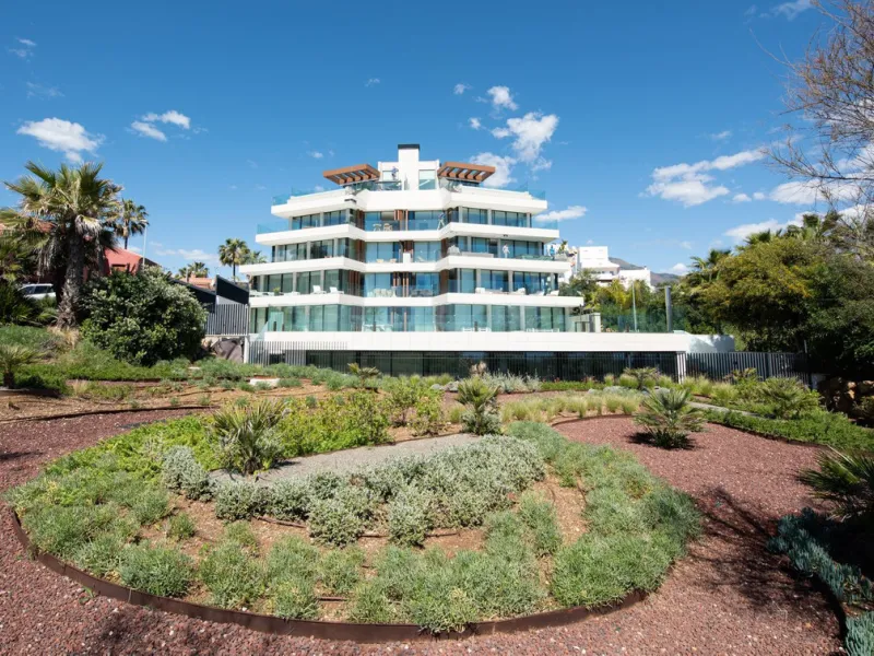 **Luxury Beachfront Apartment in Estepona**