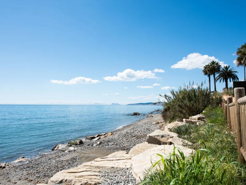 **Luxury Beachfront Apartment in Estepona**