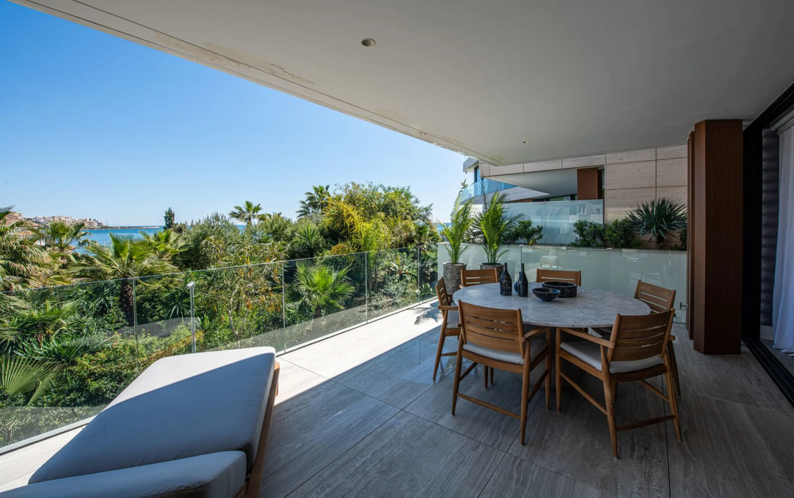**Luxury Beachfront Apartment in Estepona**