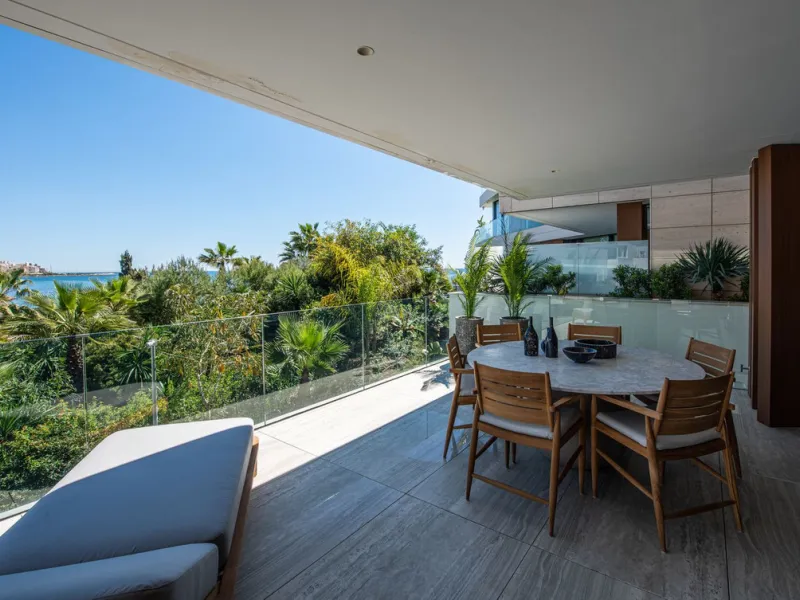 **Luxury Beachfront Apartment in Estepona**