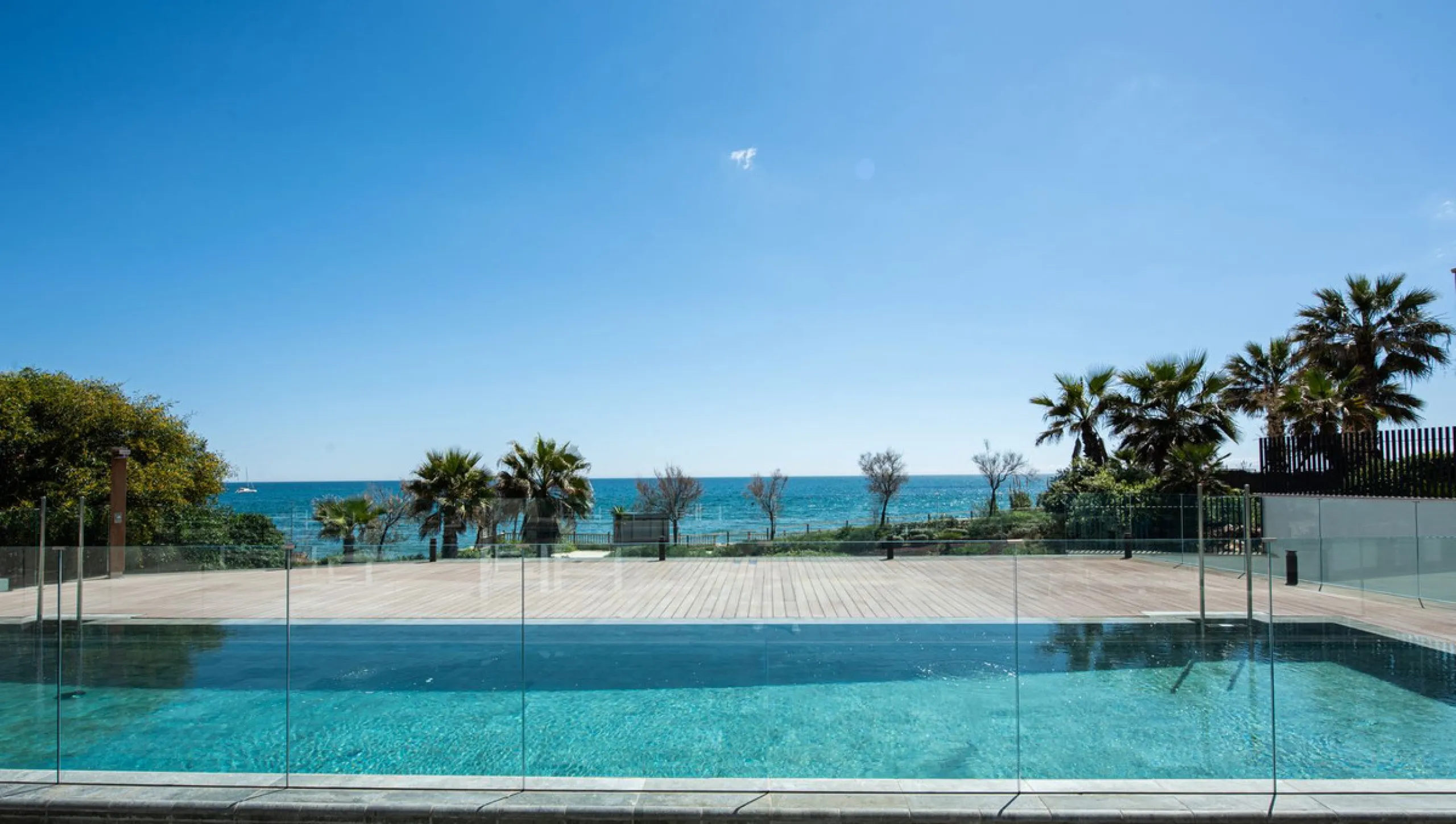 **Luxury Beachfront Apartment in Estepona**